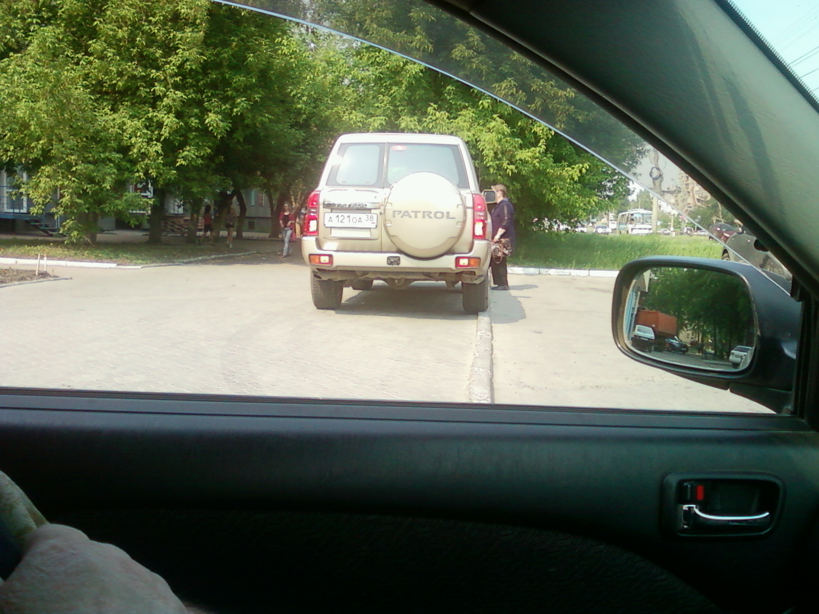 Где удобно..... Там и встал.