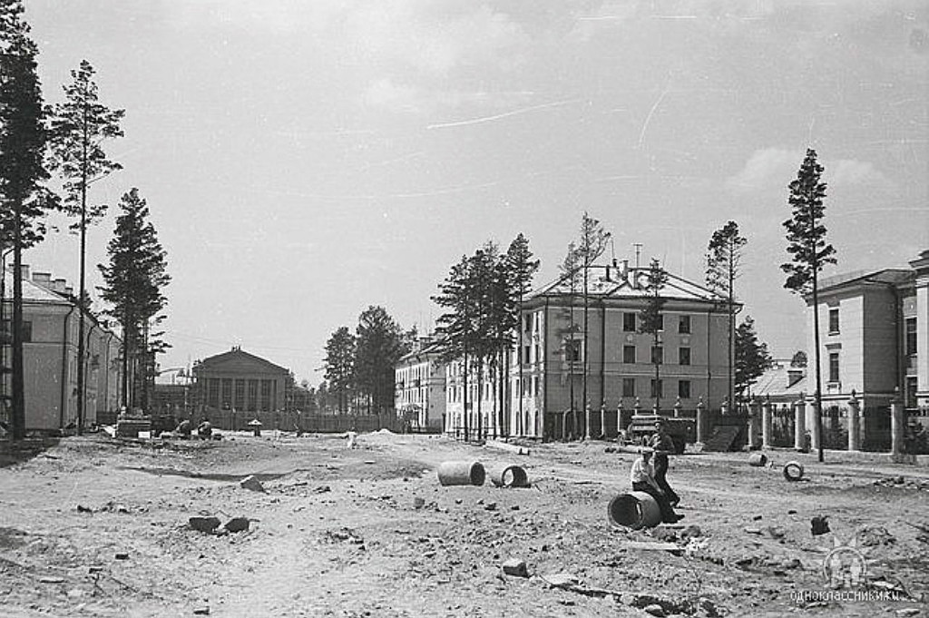 1954 Улица Ленина. ДК Нефтехимиков в лесах.