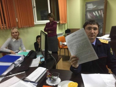 во время обыска в адвокатском кабинете: (жена Д.Торбеева - в центре, указывает, что изымать)