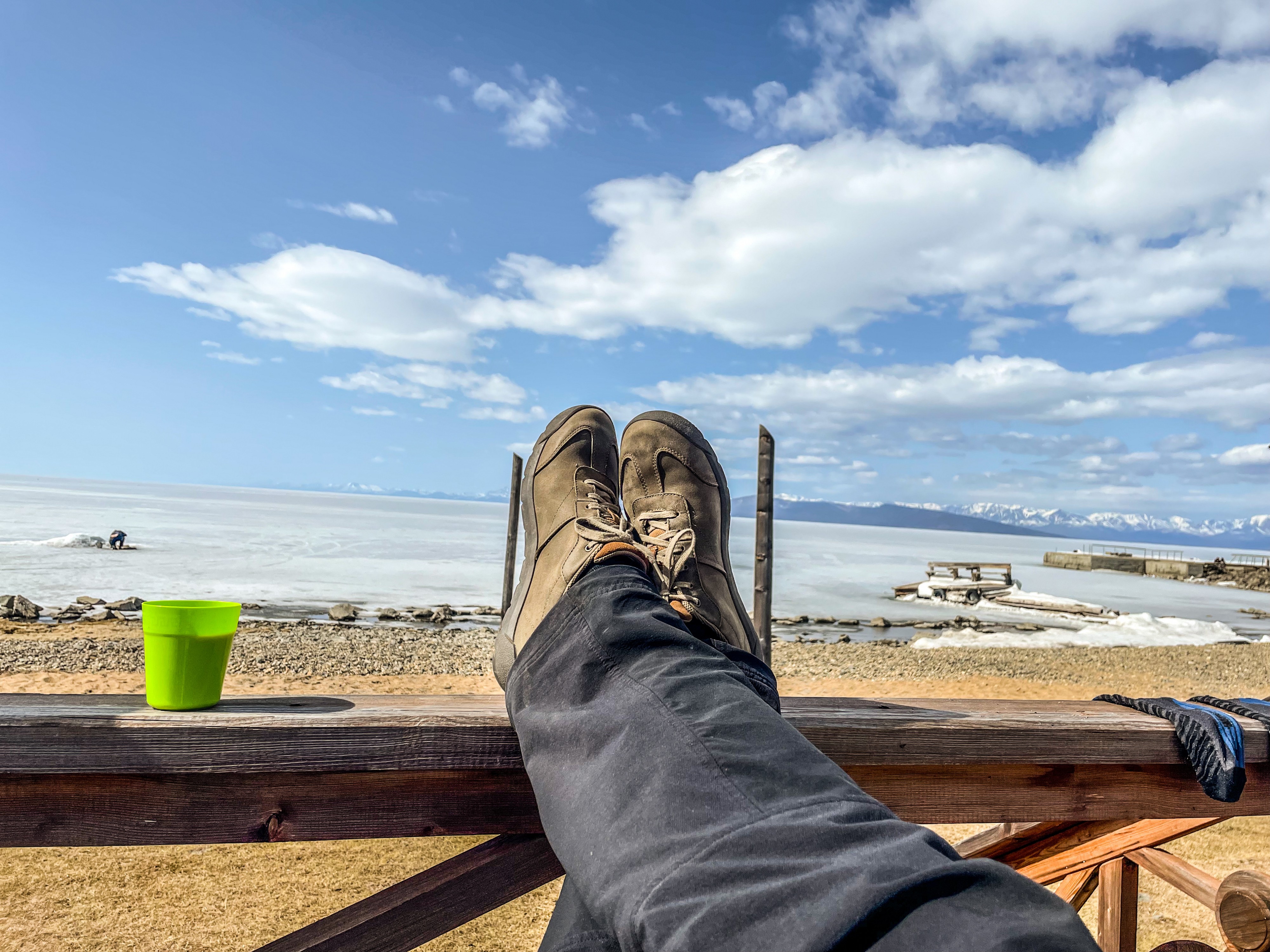 БотинкиСанычаНебрежноУложеныеназаборчкПослеИспитияУтреннегоКофеСвидомнаХубсугул