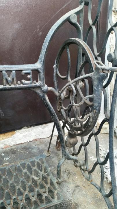 Станина старинной швейной машинки