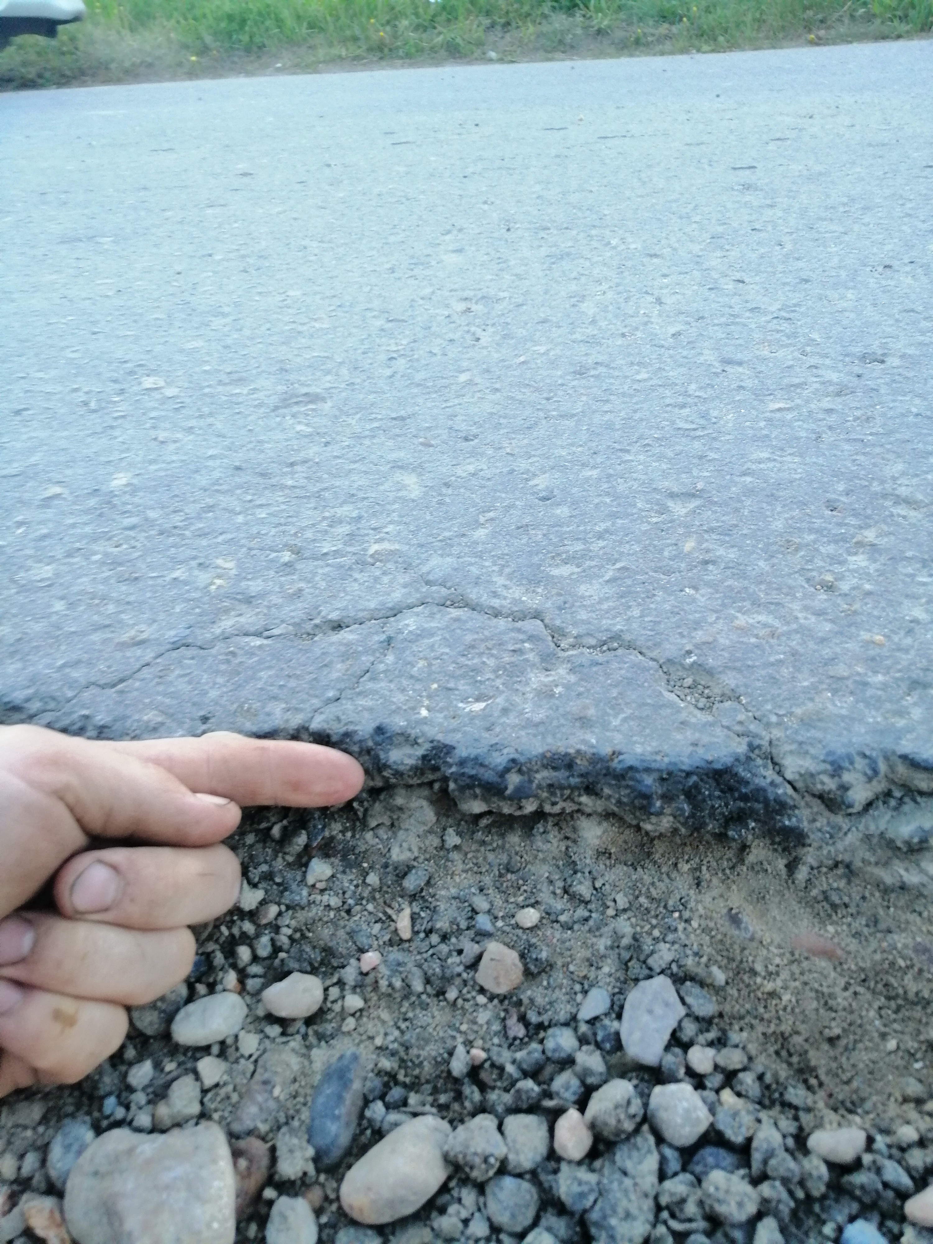 Мкр. Китой, ул. Партизанская. Асфальт толщиной чуть больше толщины пальца. 