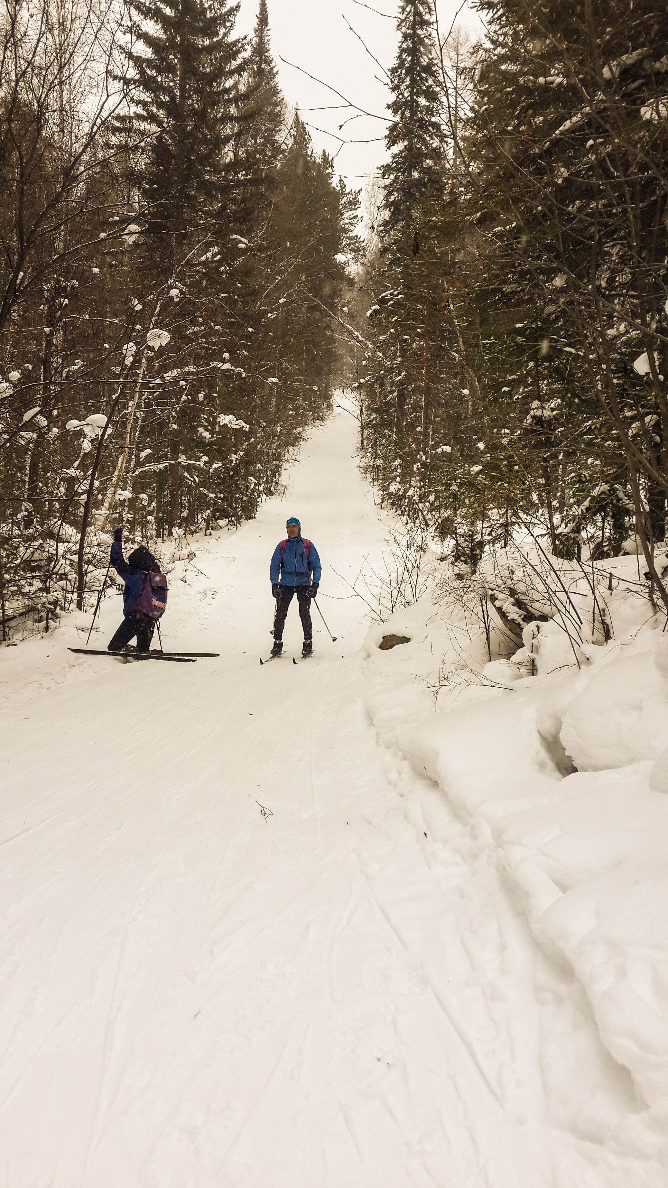 если упал,  главное - быстро уползти в сторону 