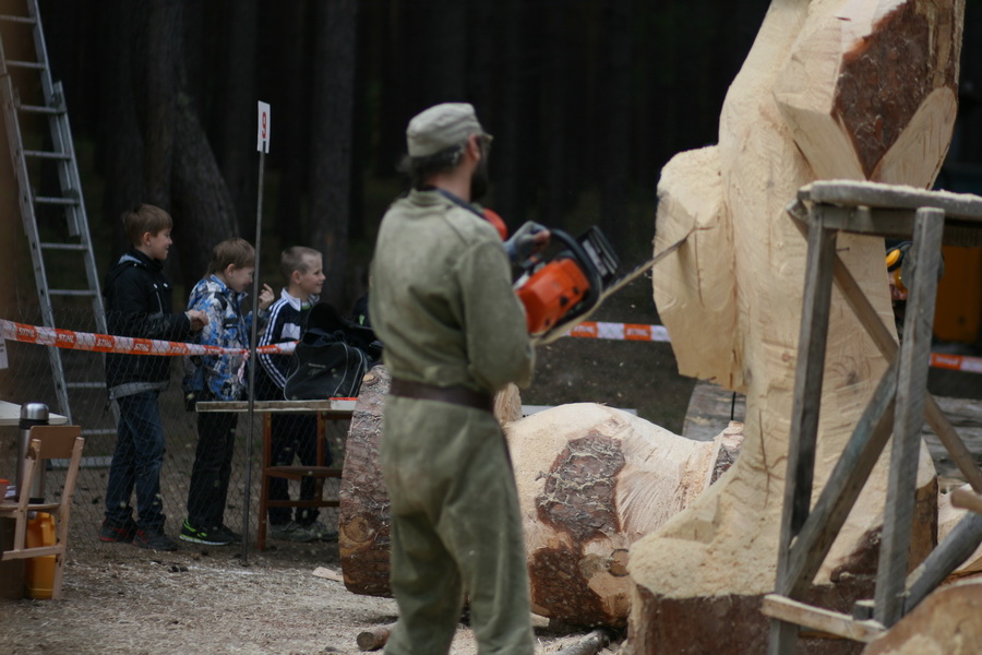 Мастер из Украины за работой. Фото Регины Ступурайте