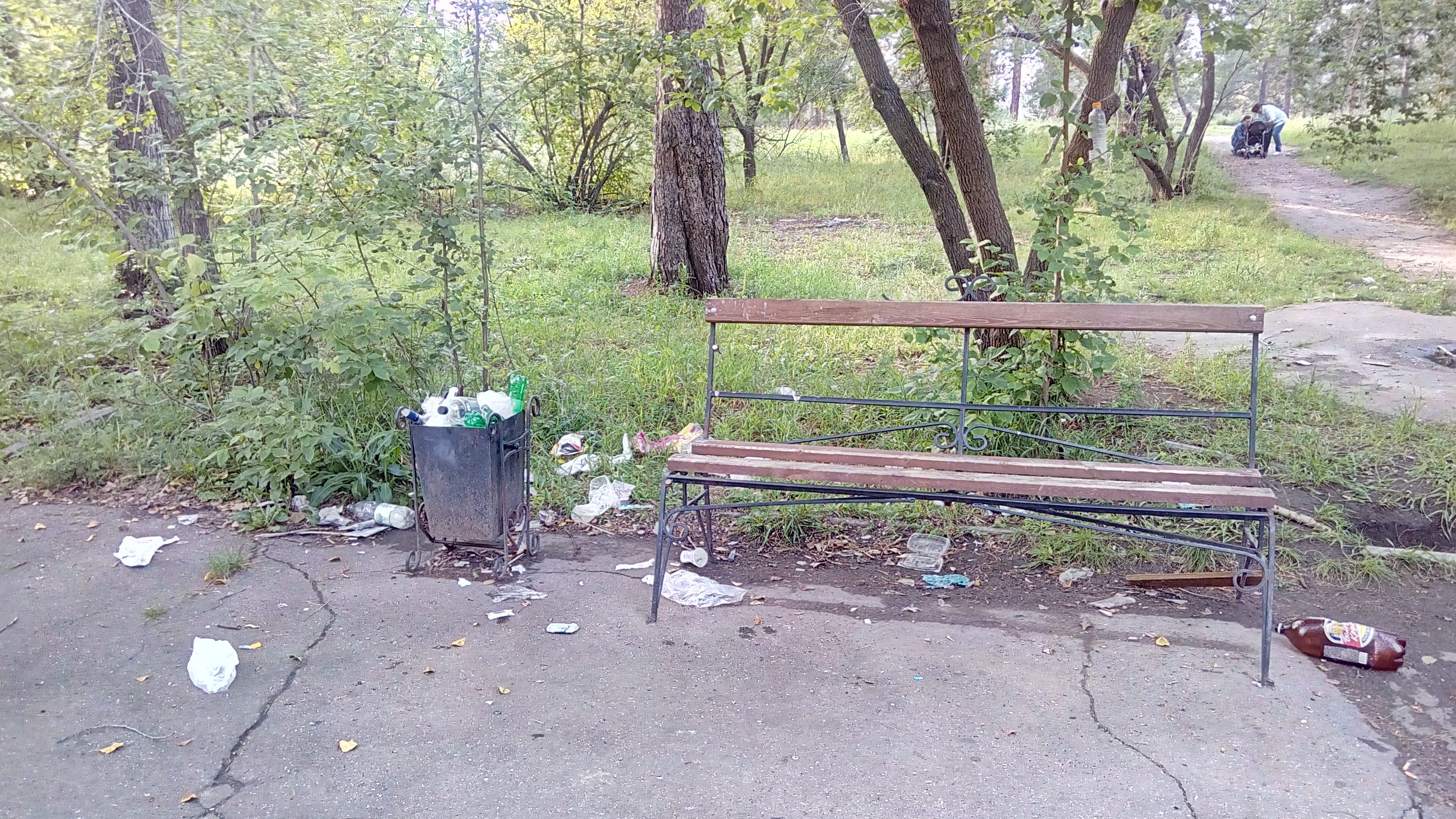 Парк 10-летия Ангарска: урна у скамейки