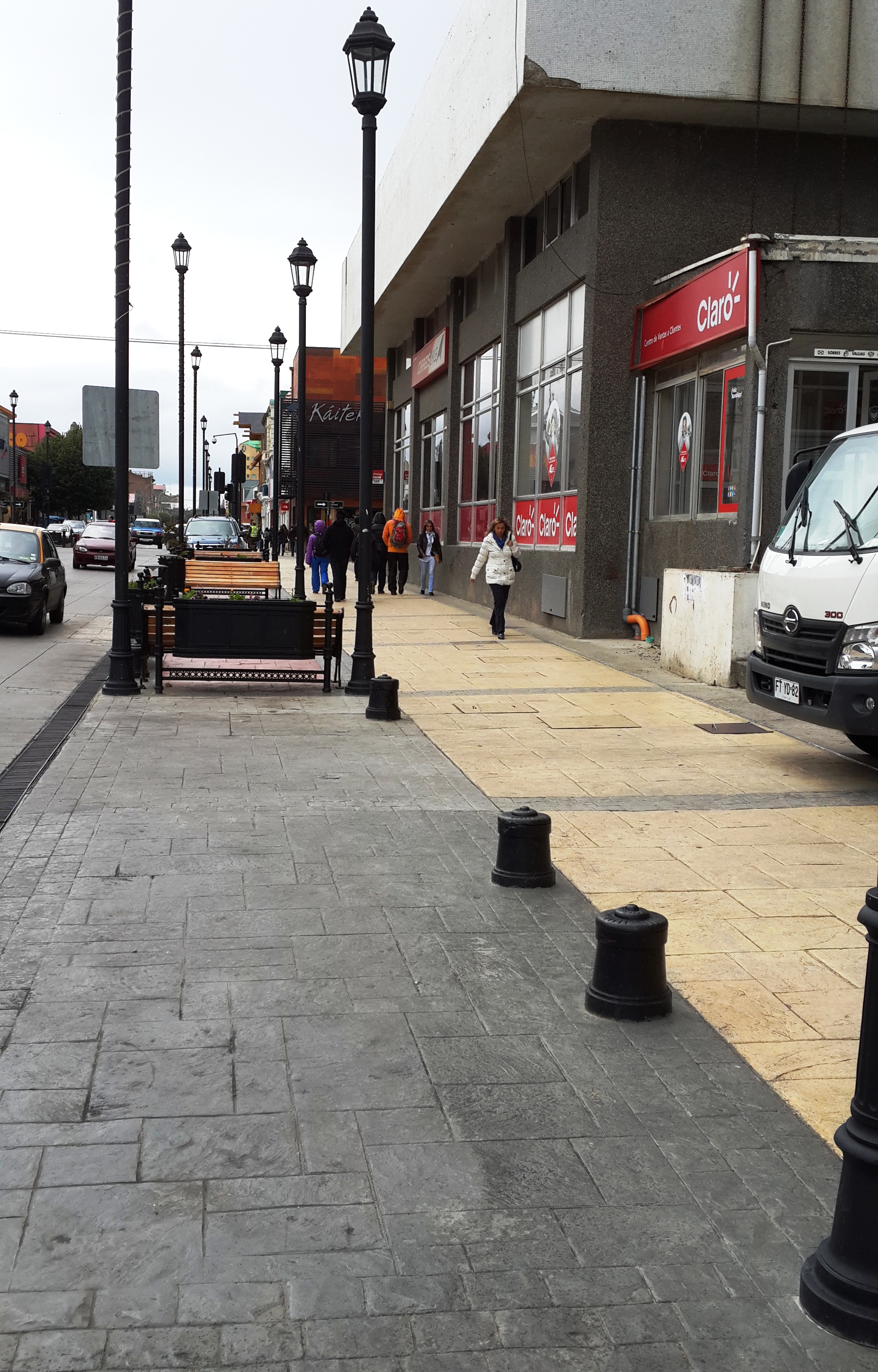 серая плитка - место для парковки, желтая плитка - пешеходная зона