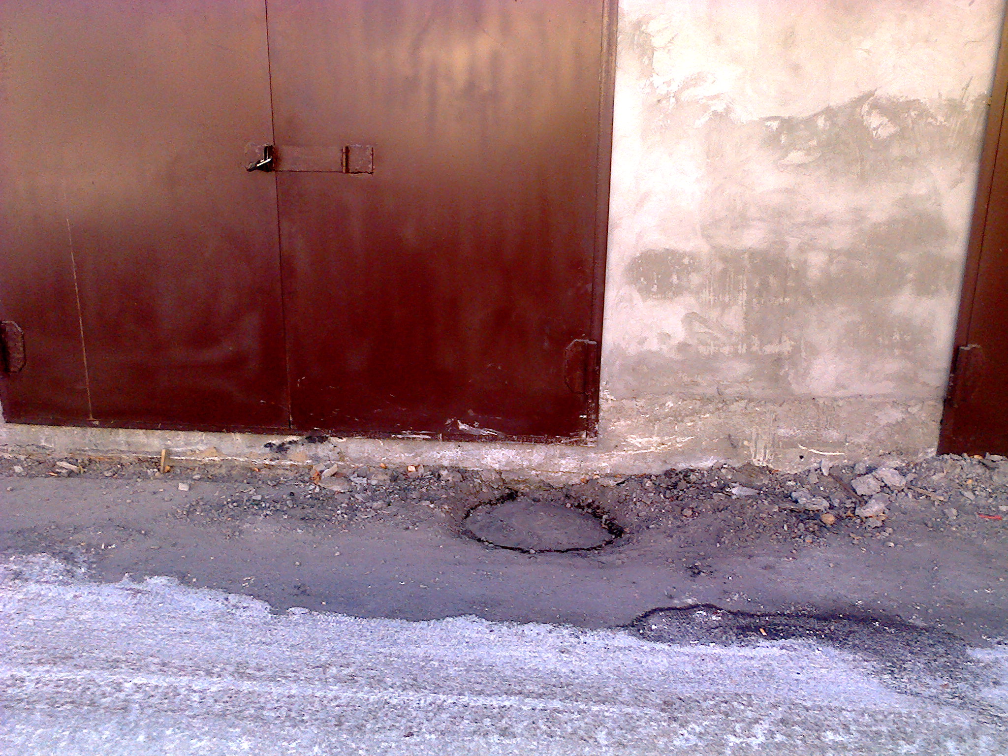 Незаконные гаражи, построенные на сетях Ангарского водоканала. Что будет если прорвет трубу под таким самостроем....