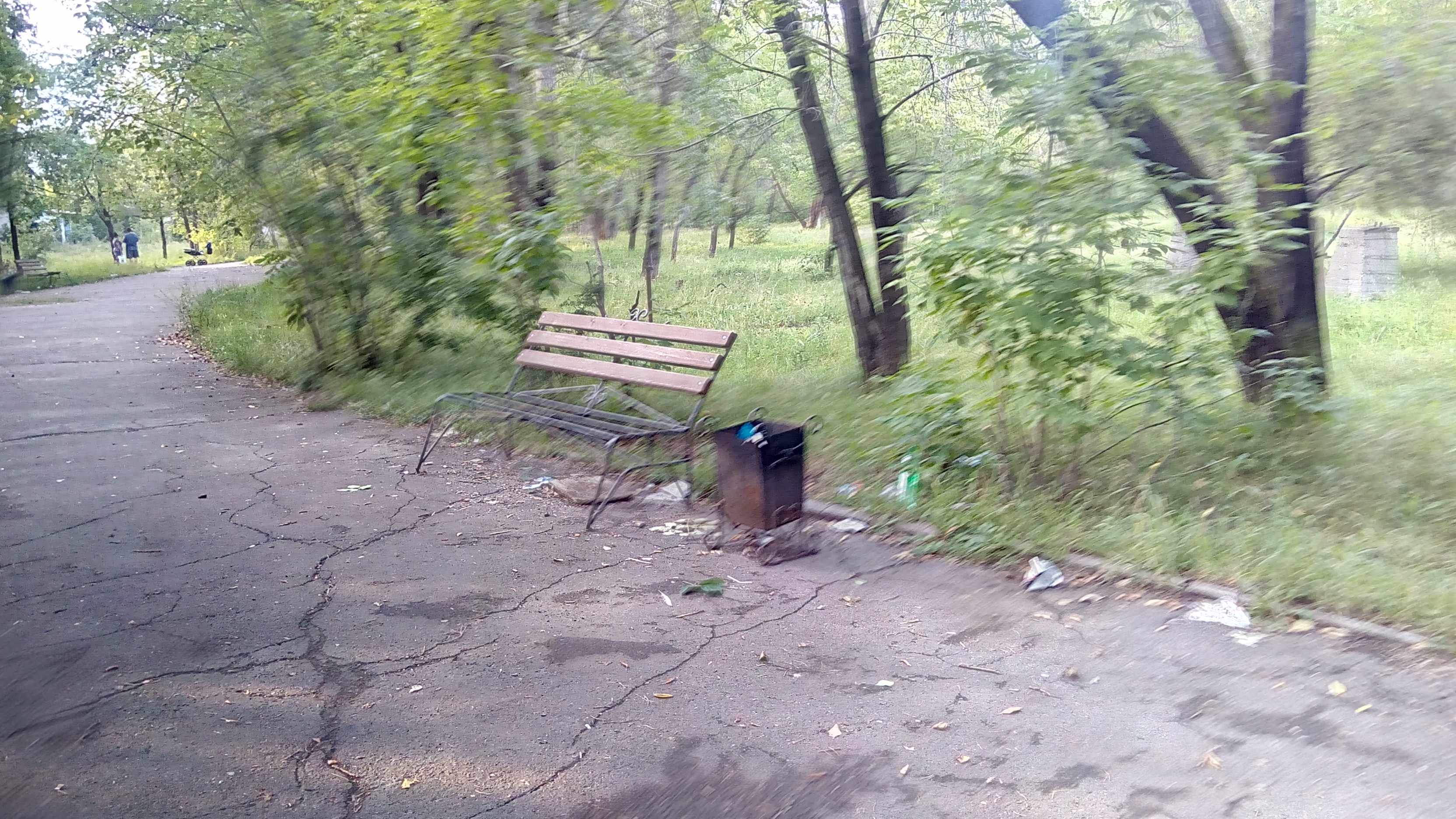 Парк 10-летия Ангарска: урна у скамейки