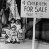 Женщина прячет лицо от фотографа. Стыдиться, есть чему: она только что выставила своих детей на продажу. Женщина прячет лицо от фотографа. Стыдиться, есть чему: она только что выставила своих детей на продажу.