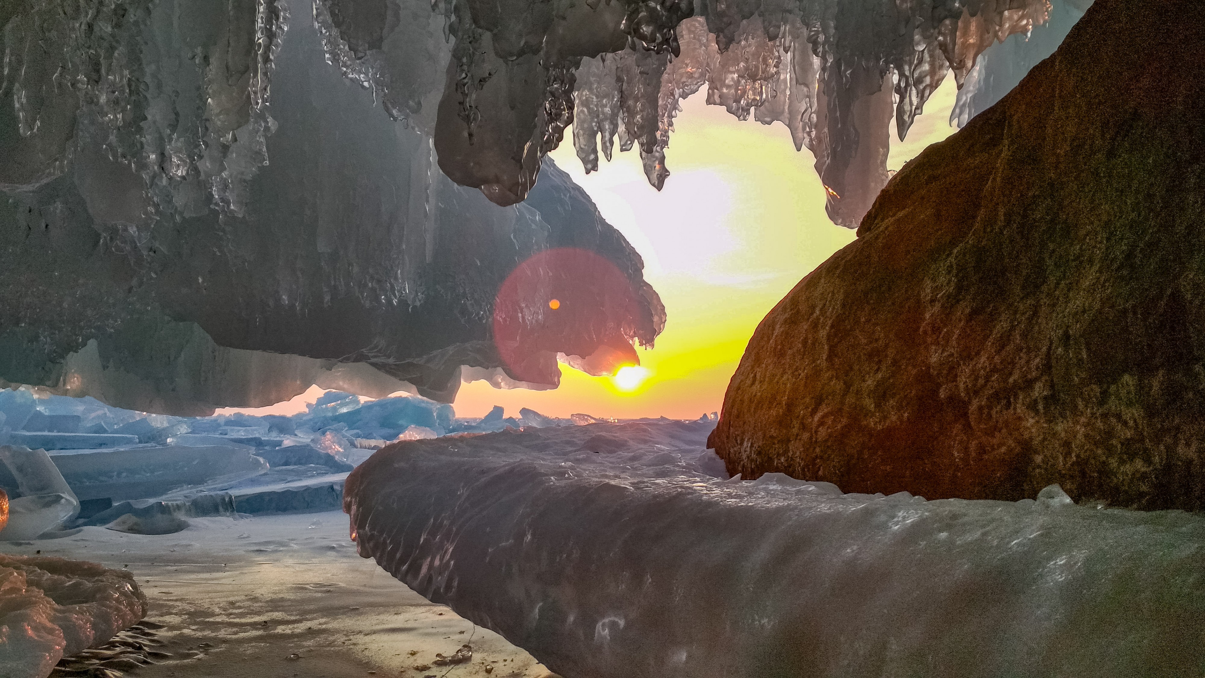 Рассвет в ледяной пещере