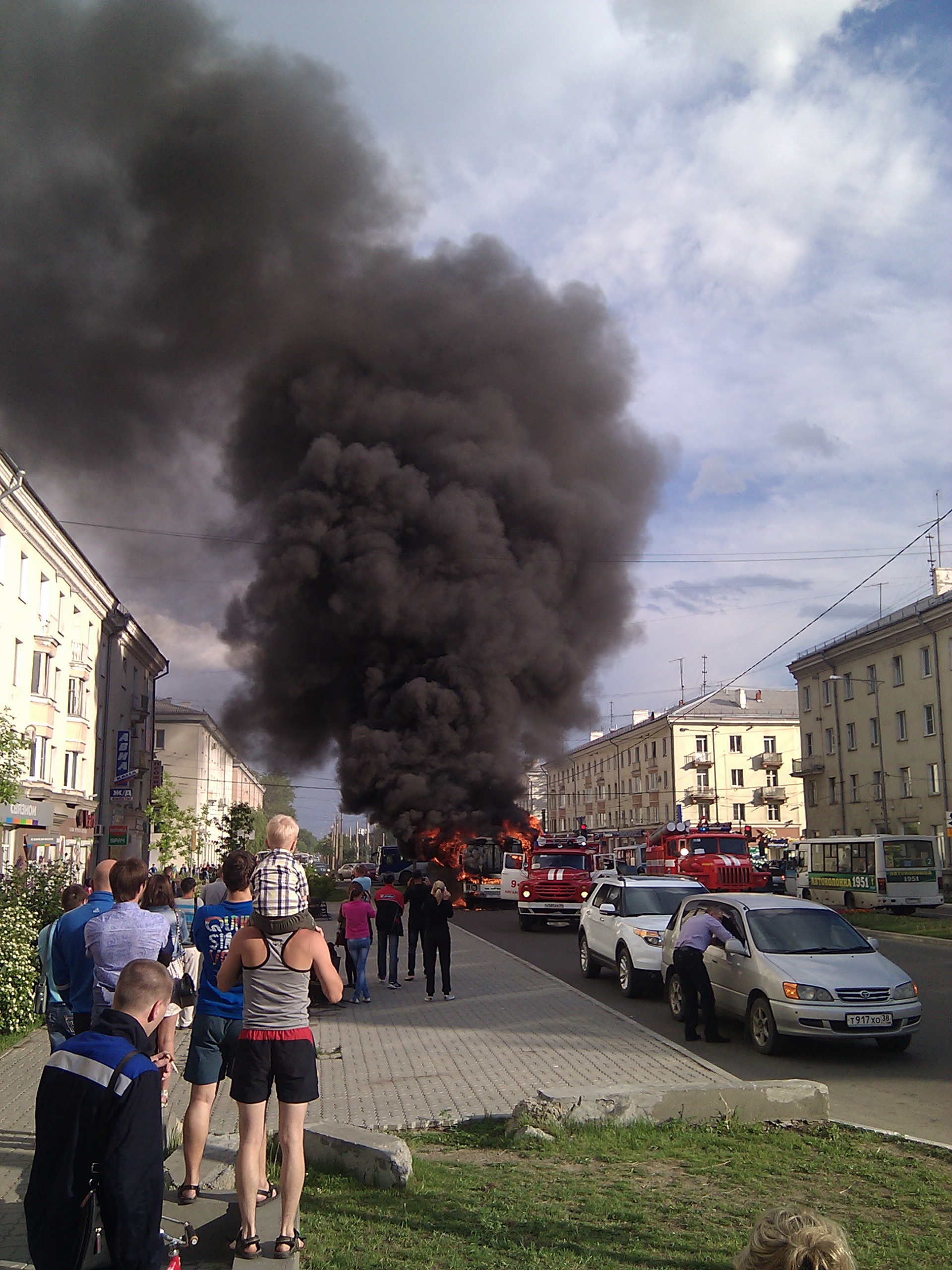 горящий автобус на остановке у Пальмиры