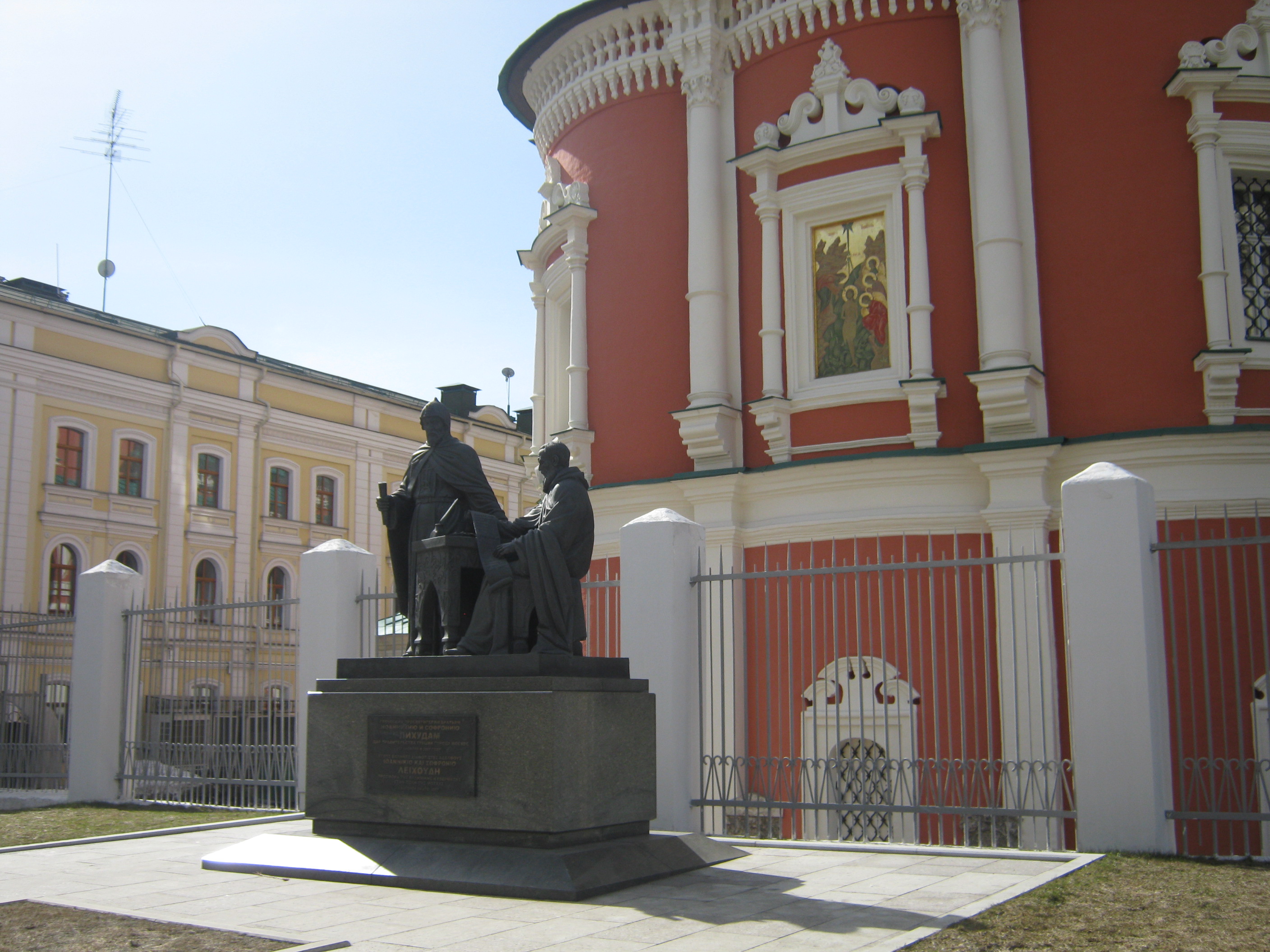 Храм около метро.