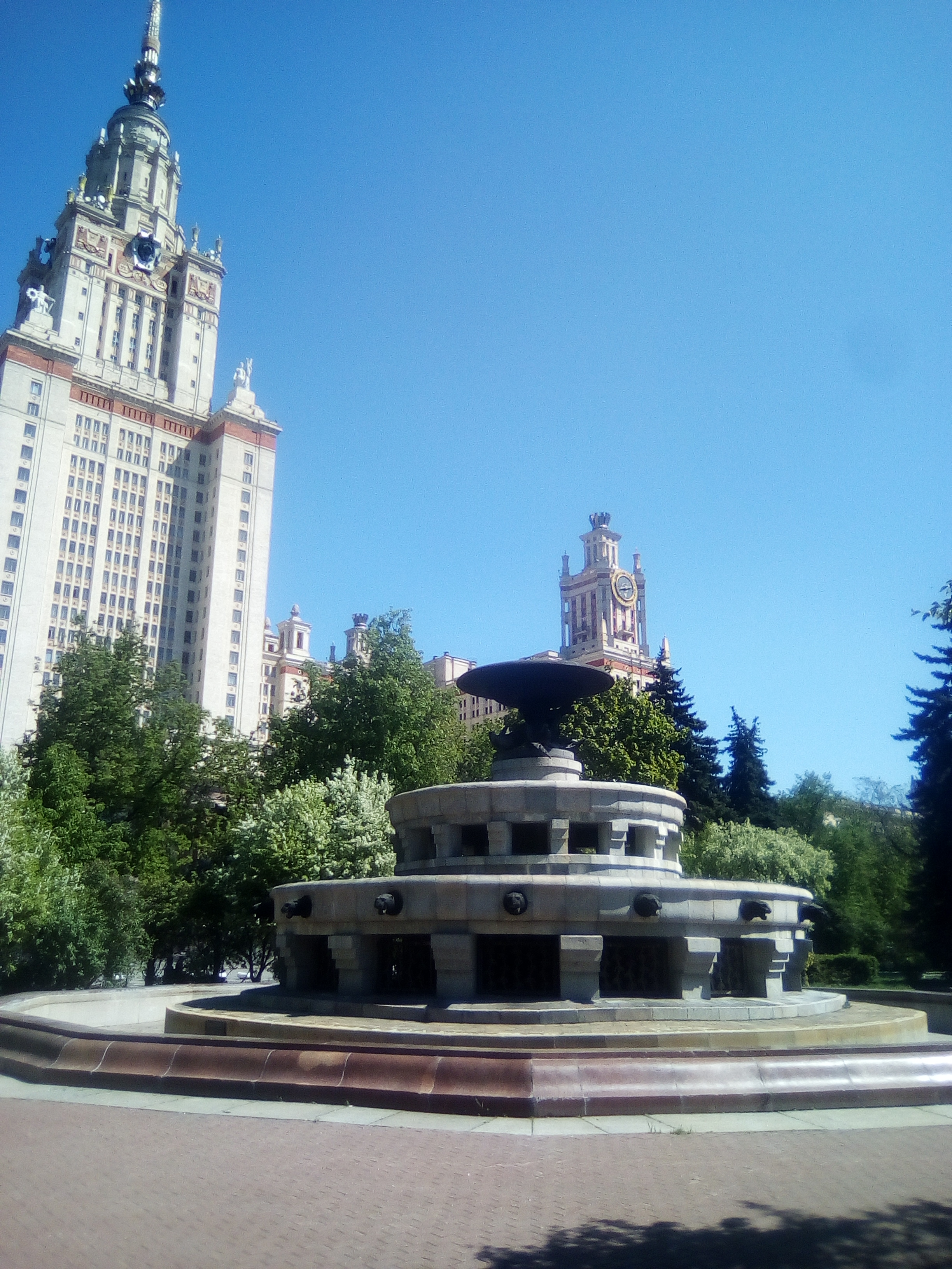 Как вы думаете,что это за сооружение на первом плане?