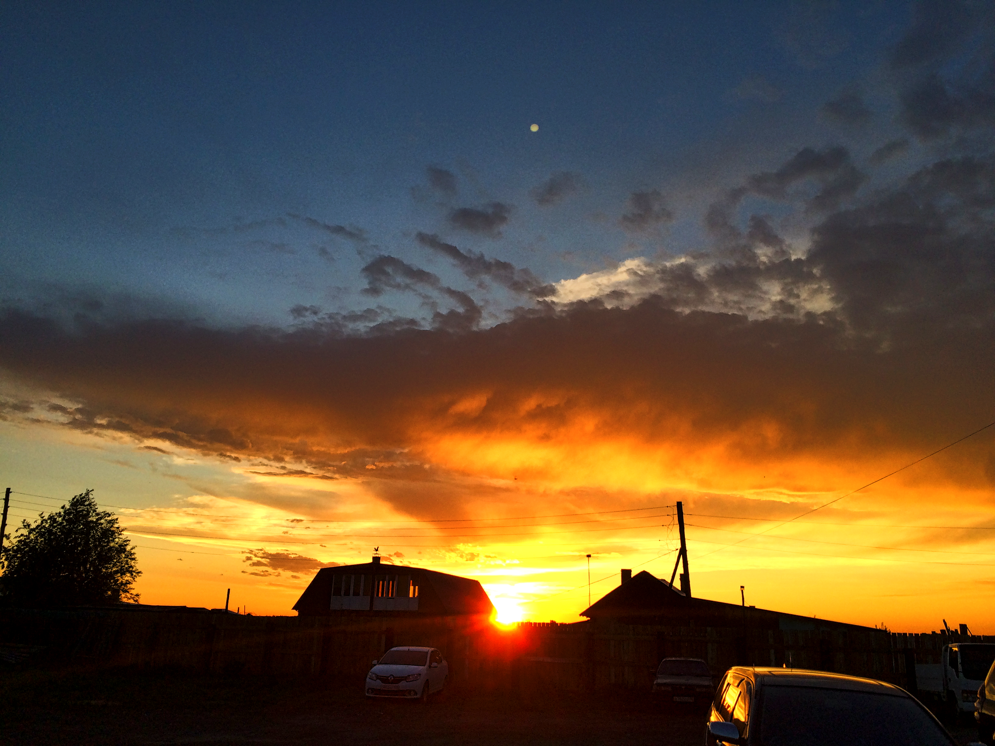 Солнцелунный облачный закат