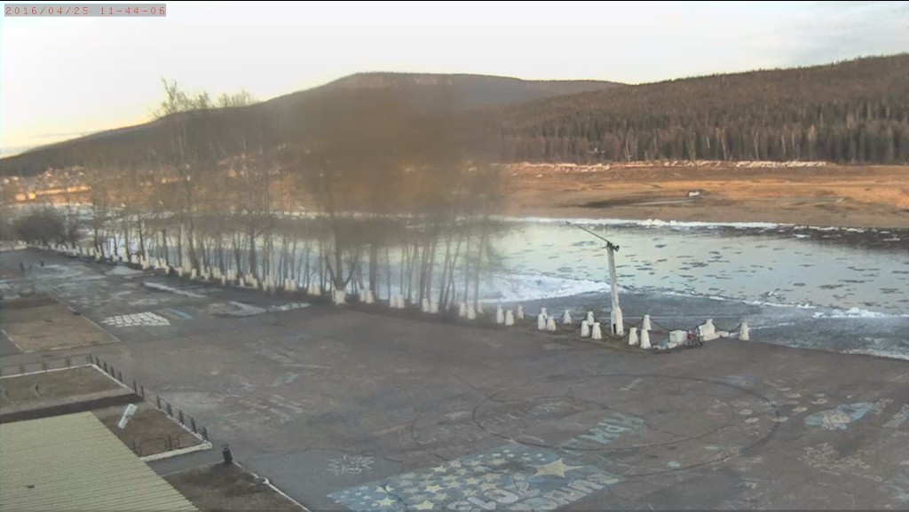 Утром река Лена еще была подо льдом, а недавно уже побежала))).