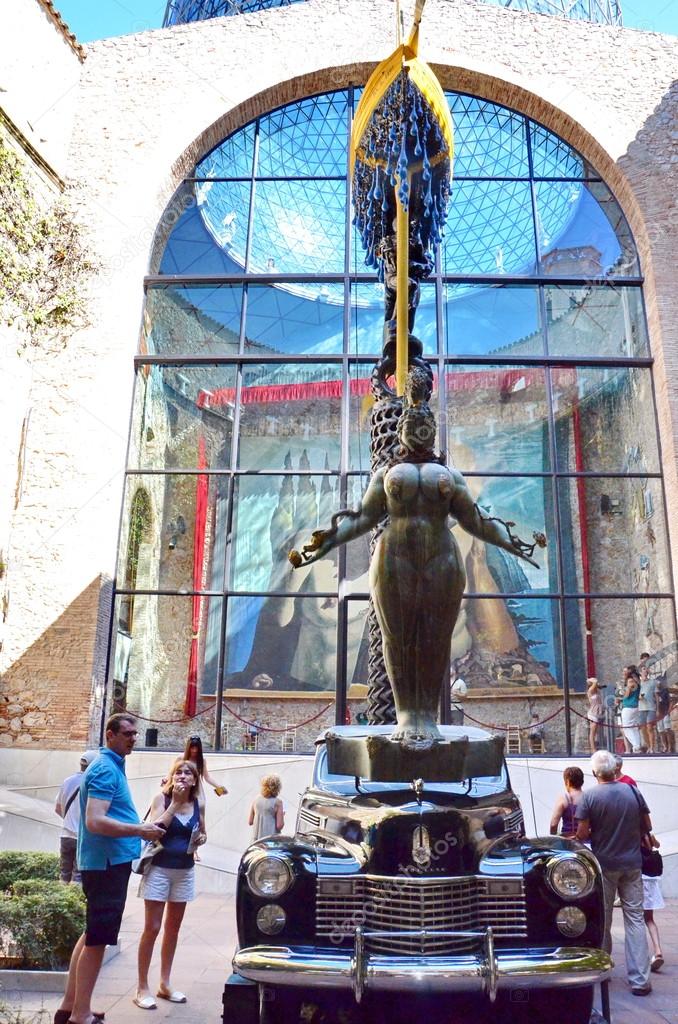 Где-то я это уже видела, ах да!  Это же заправка в Ангарске! ( Дали)