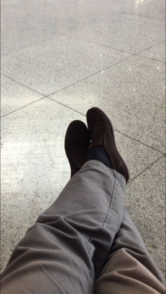 БотинкиСанычаНебрежноНаКафельныйПолВМаньчжурииУложенные...