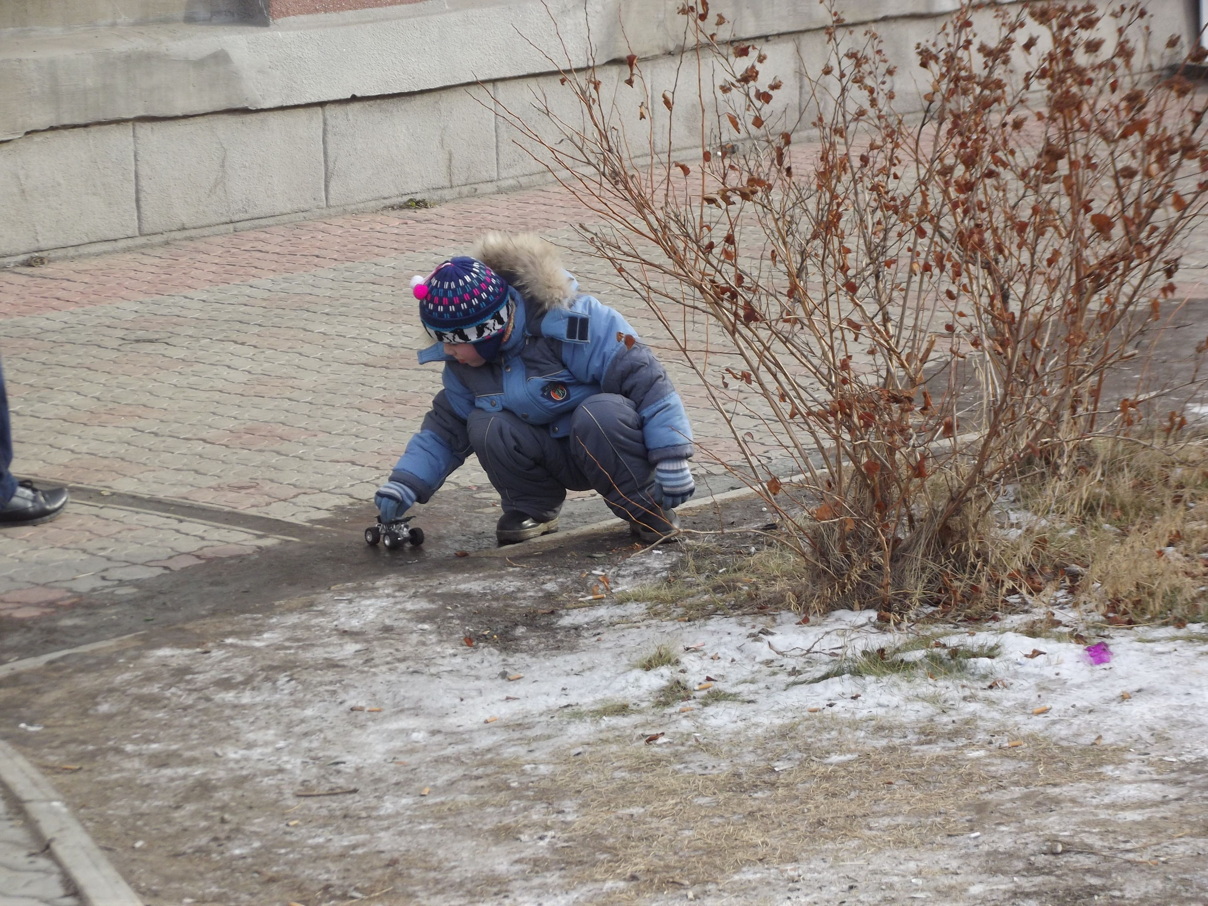 Вождение транспортного средства по пешеходному тротуару в центре города