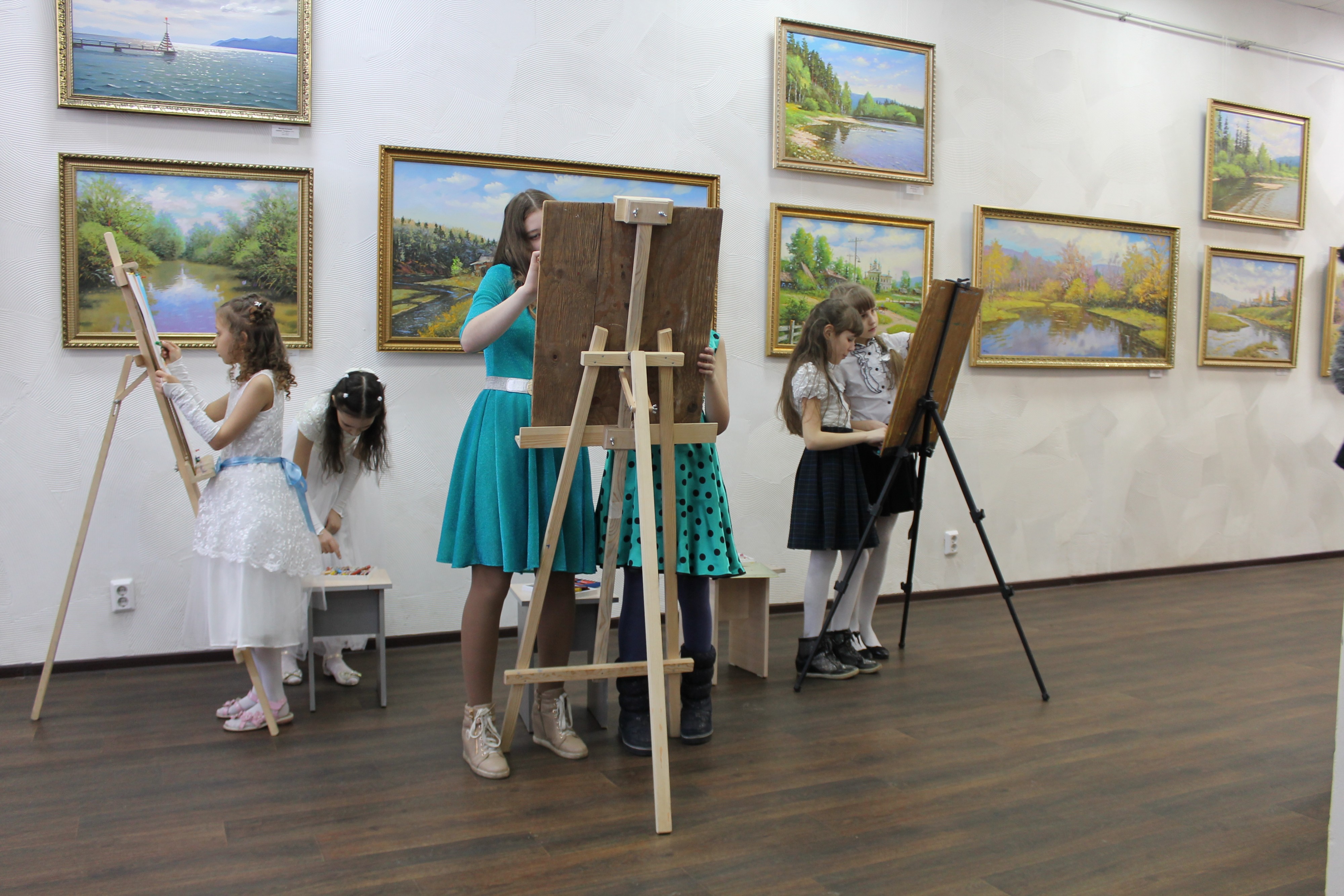 Мои ученики рисуют картины на стихи Ангарских поэтов