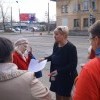 Автор объявлений в дачных автобусах маршрута № 199 с объявлениями в руках