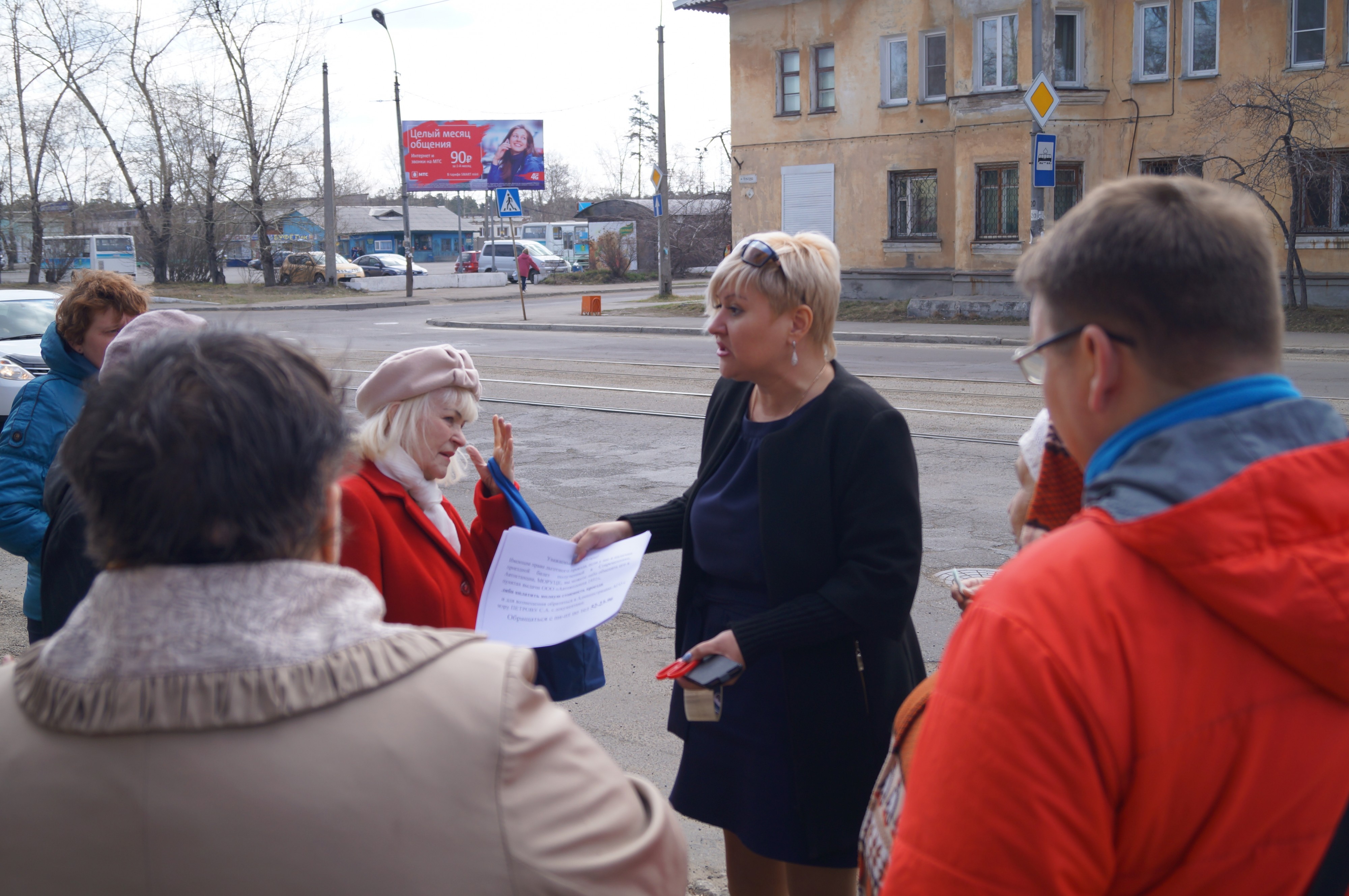 Автор объявлений в дачных автобусах маршрута № 199 с объявлениями в руках