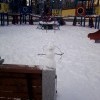 гигантский снеговик на детской площадке