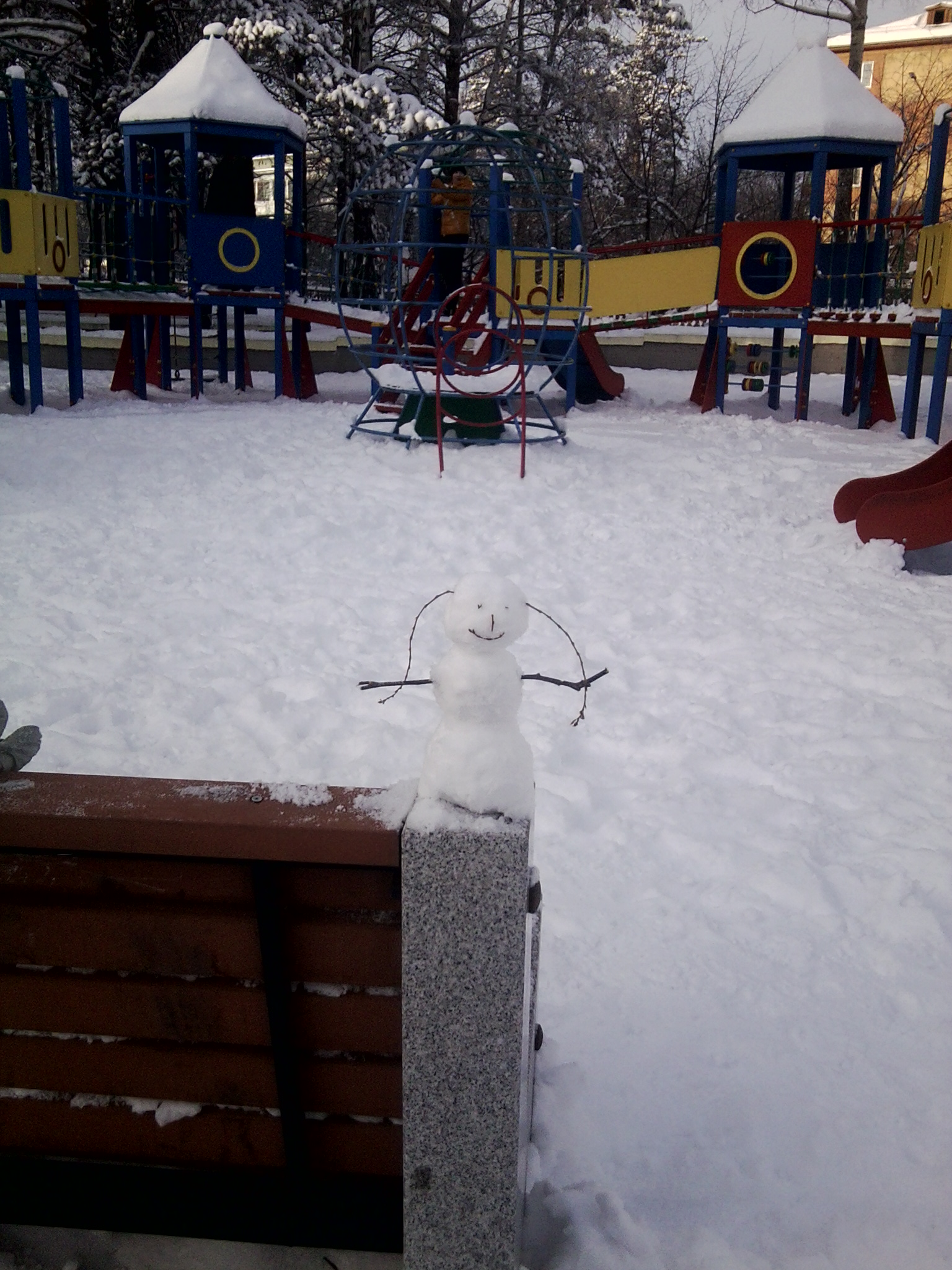 гигантский снеговик на детской площадке