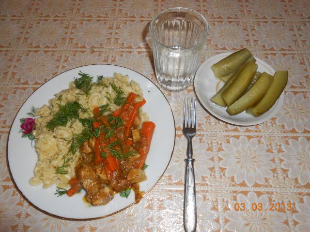 свиная жопа з мокоронами и морквой)))))