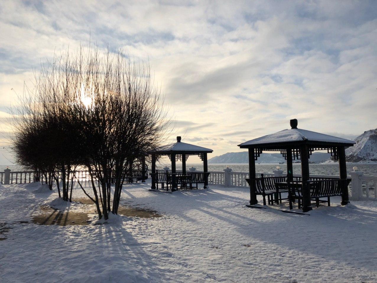  "В беседке, на безлюдном берегу,.."