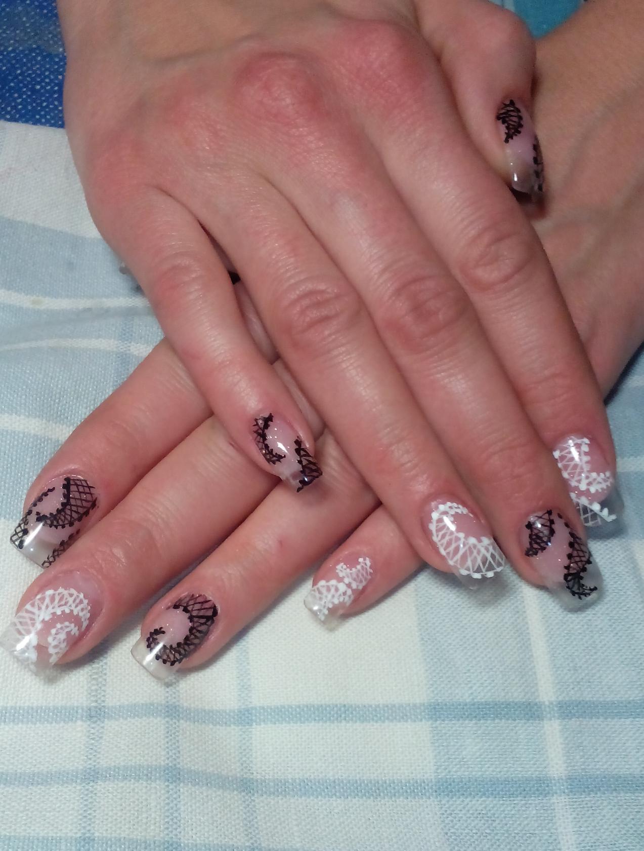 Акрил. Дизайн с кружевом, рисунок красками.