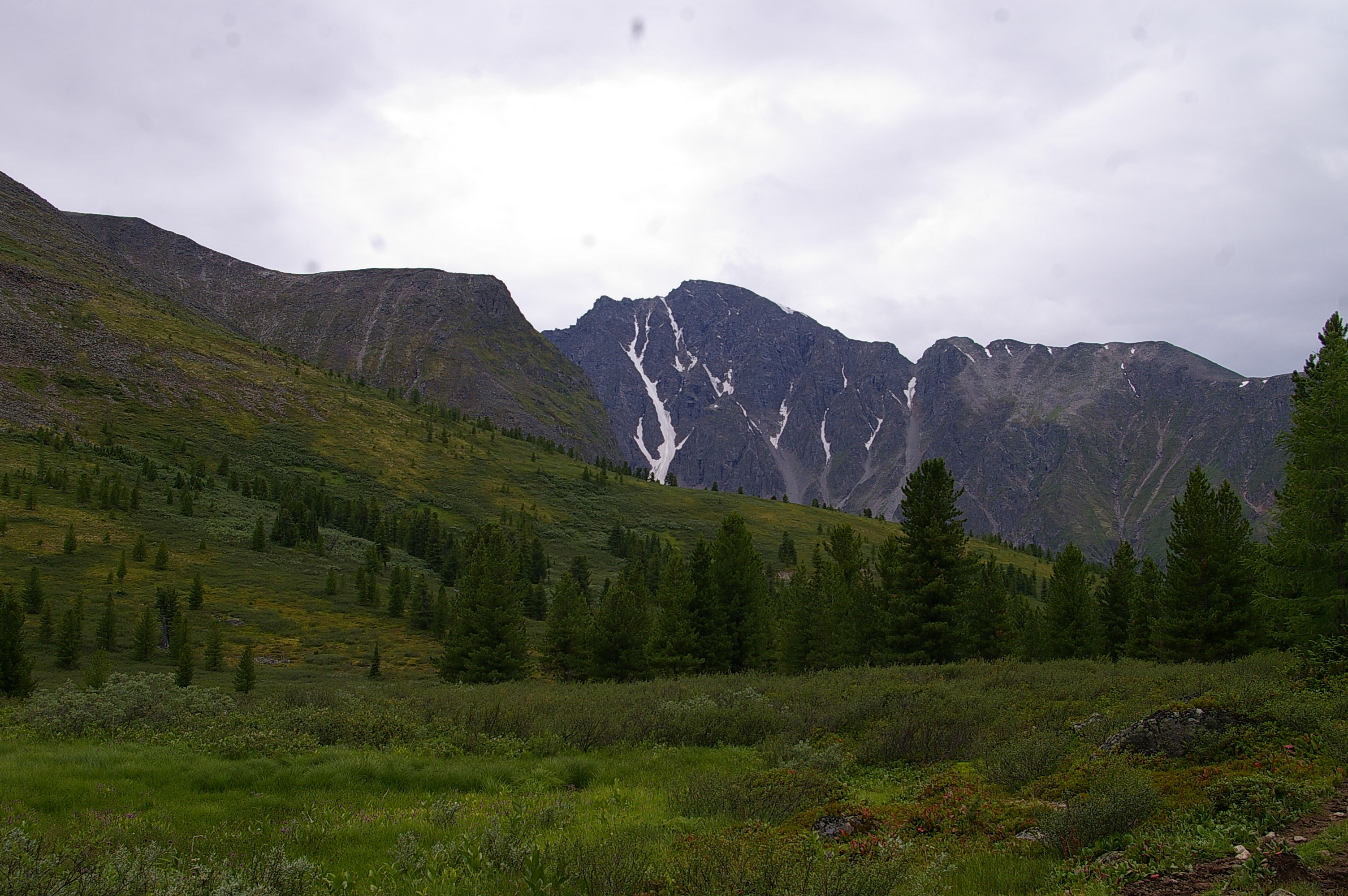 снежники на соседнем хребте