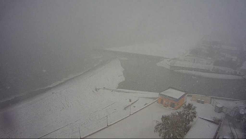 В Сочи сейчас вот такой снегопад)))