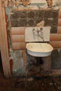 Раковина есть.: --- но  КАКАЯ!