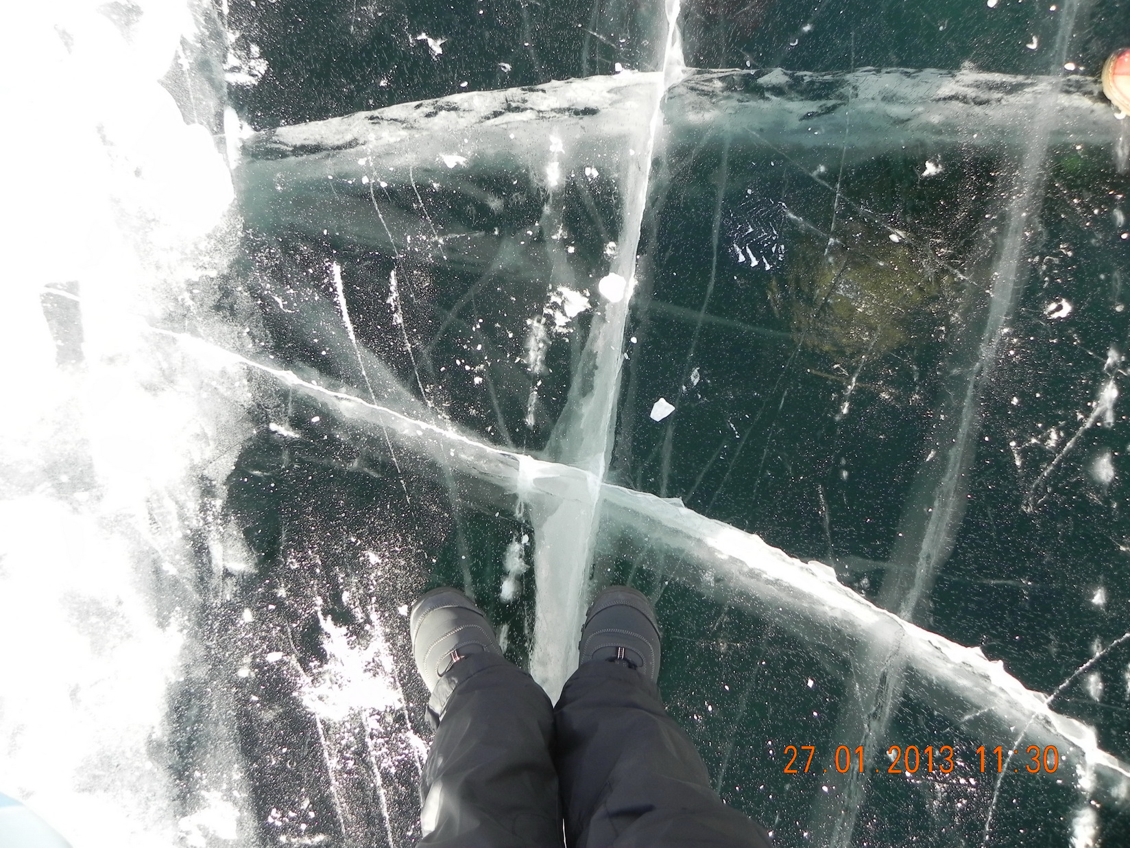 Висёлые ноги на льду Байкала)))))