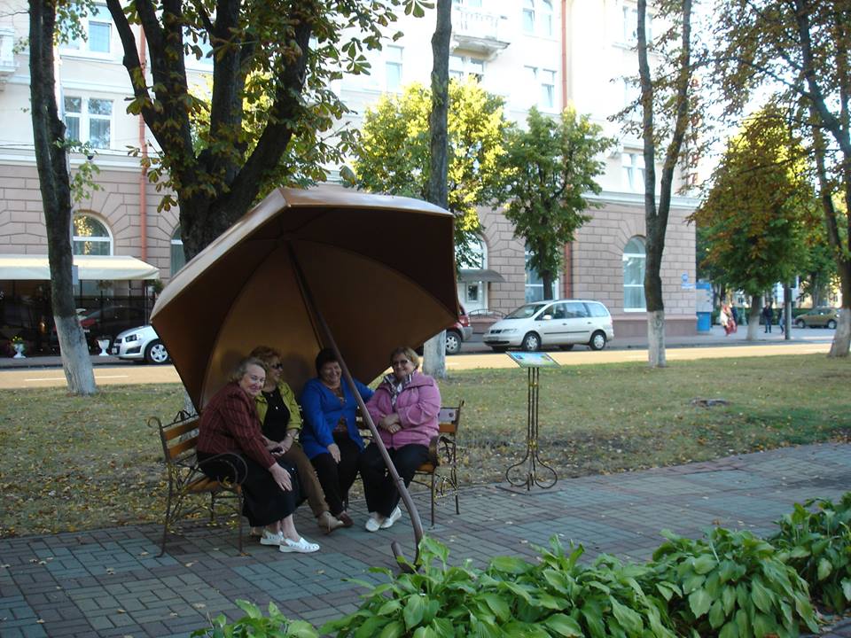 лавочка, зонт и... бапки