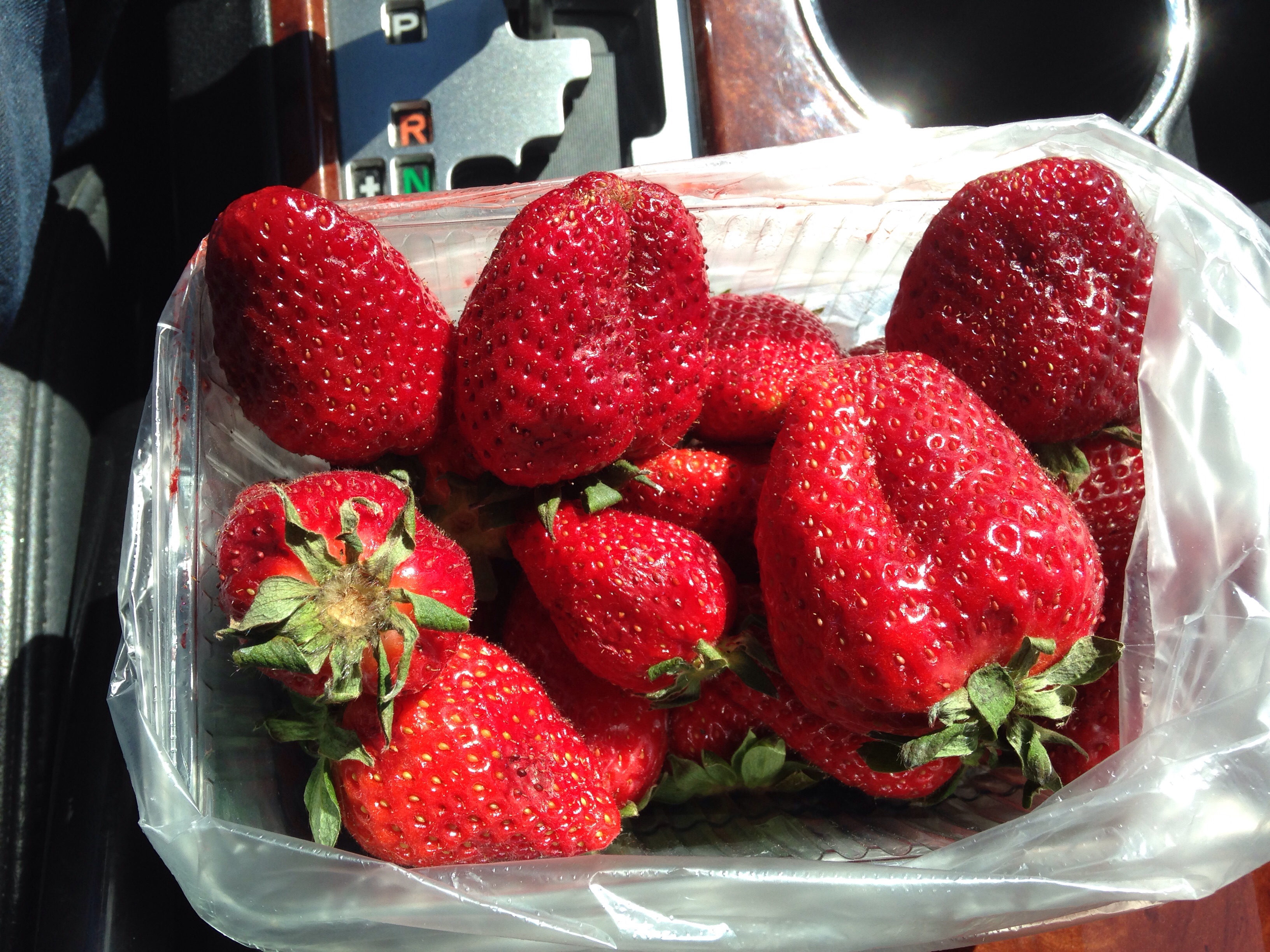 Первая клубничка