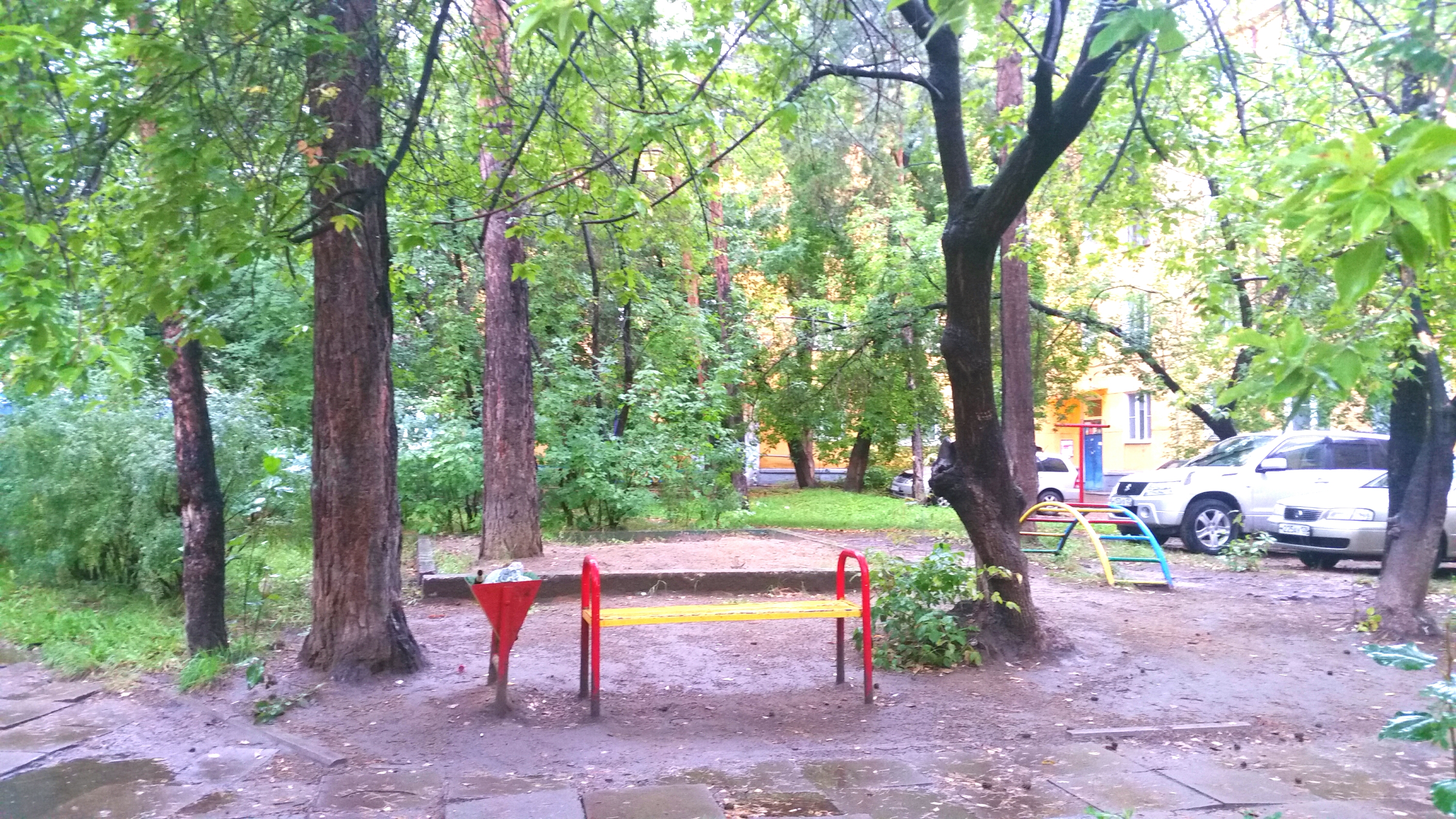 печальная скамейка в 211м))))))