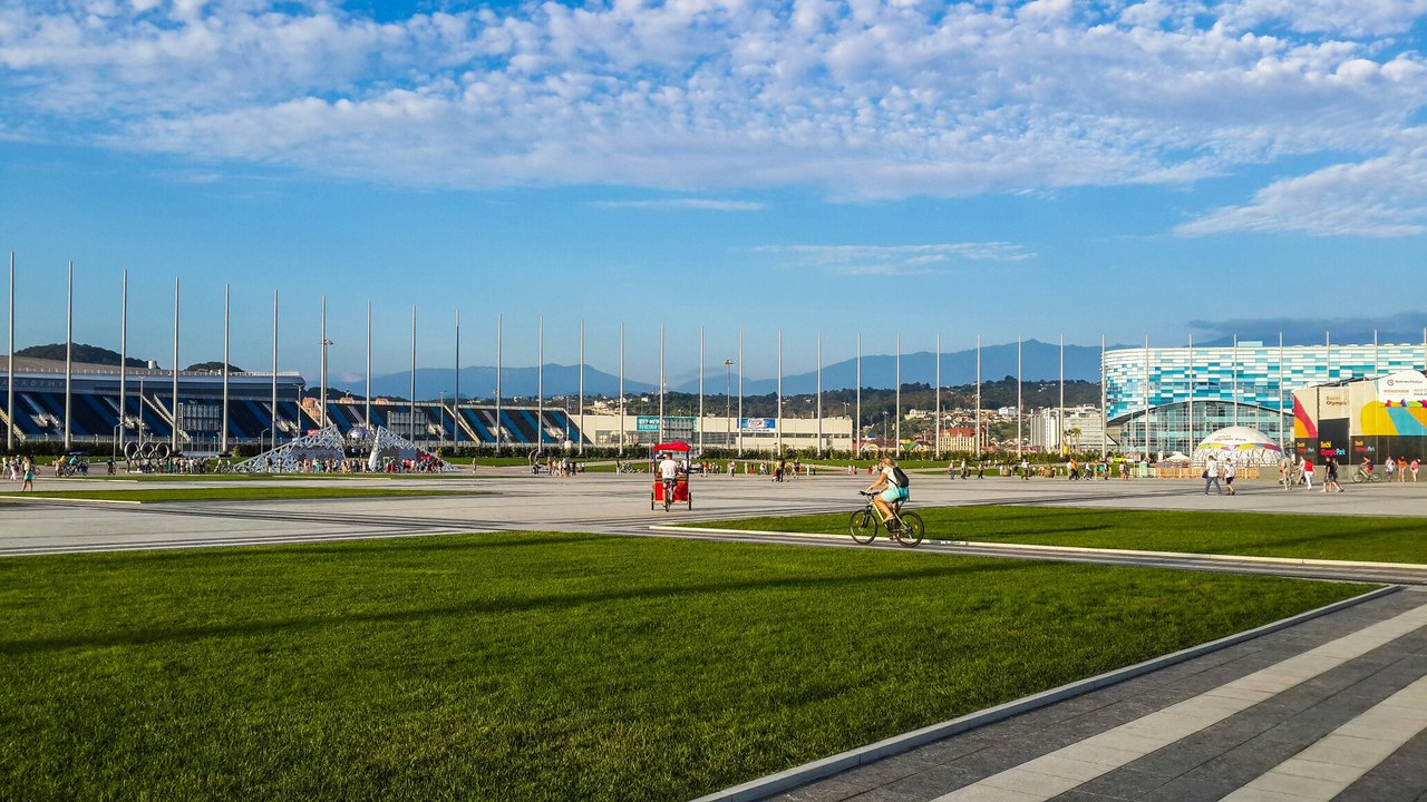 Олимпийский парк - справа ледовая арена, там сейчас проходят шоу Ильи Авербуха Олимпийский парк - справа ледовая арена, там сейчас проходят шоу Ильи Авербуха
