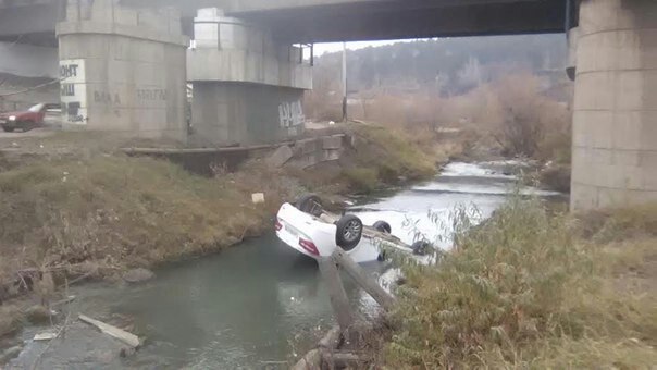 Шевроле улетел под мост в Иркутске Шевроле улетел под мост в Иркутске