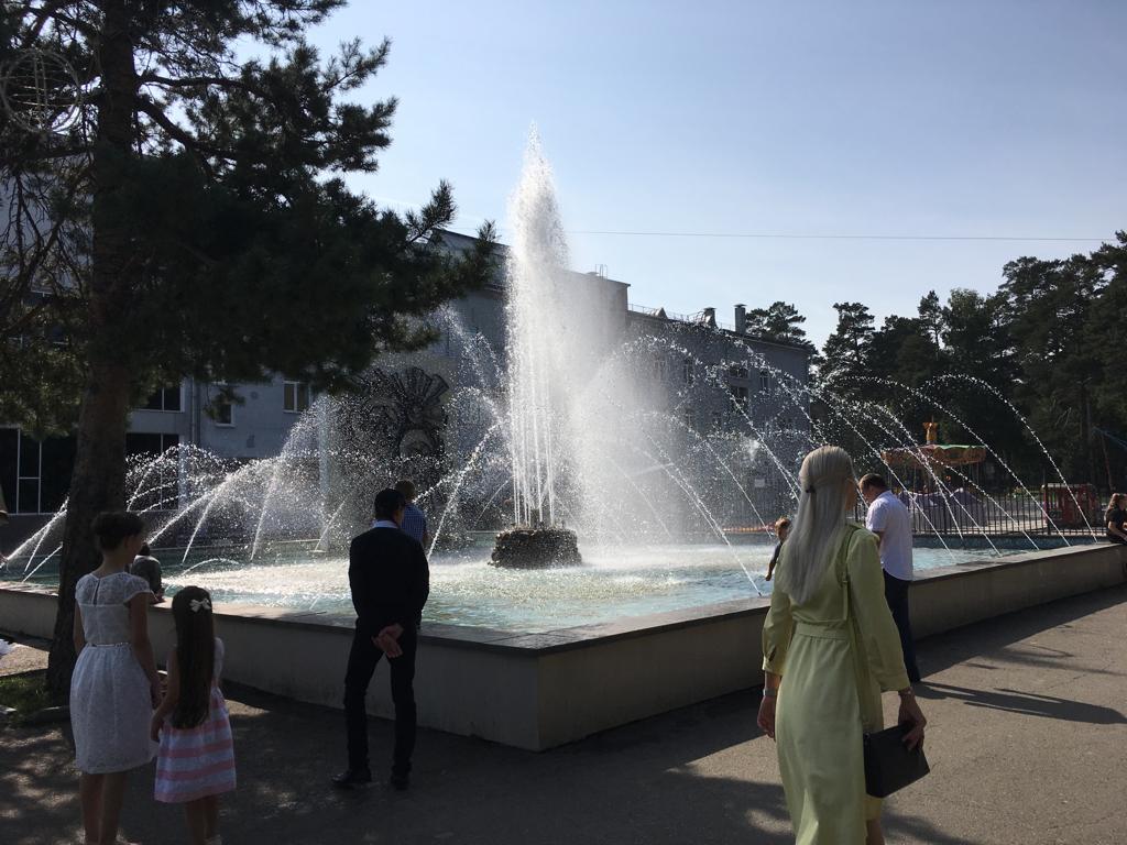 У фонтана постоим, на водичку поглядим!