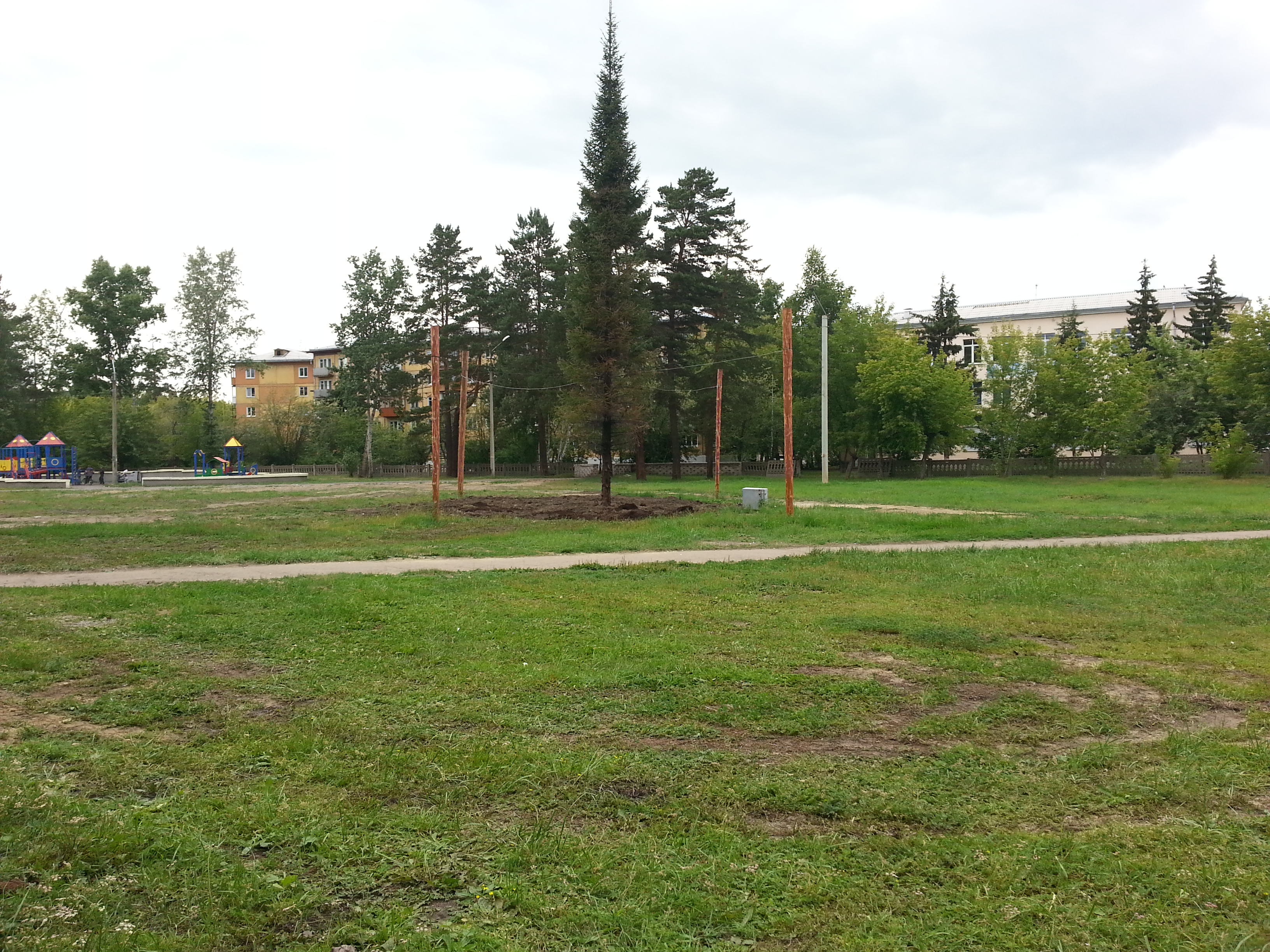 Навагодняя йолка выправляеца пасрецтвом 4х сталбов))))))