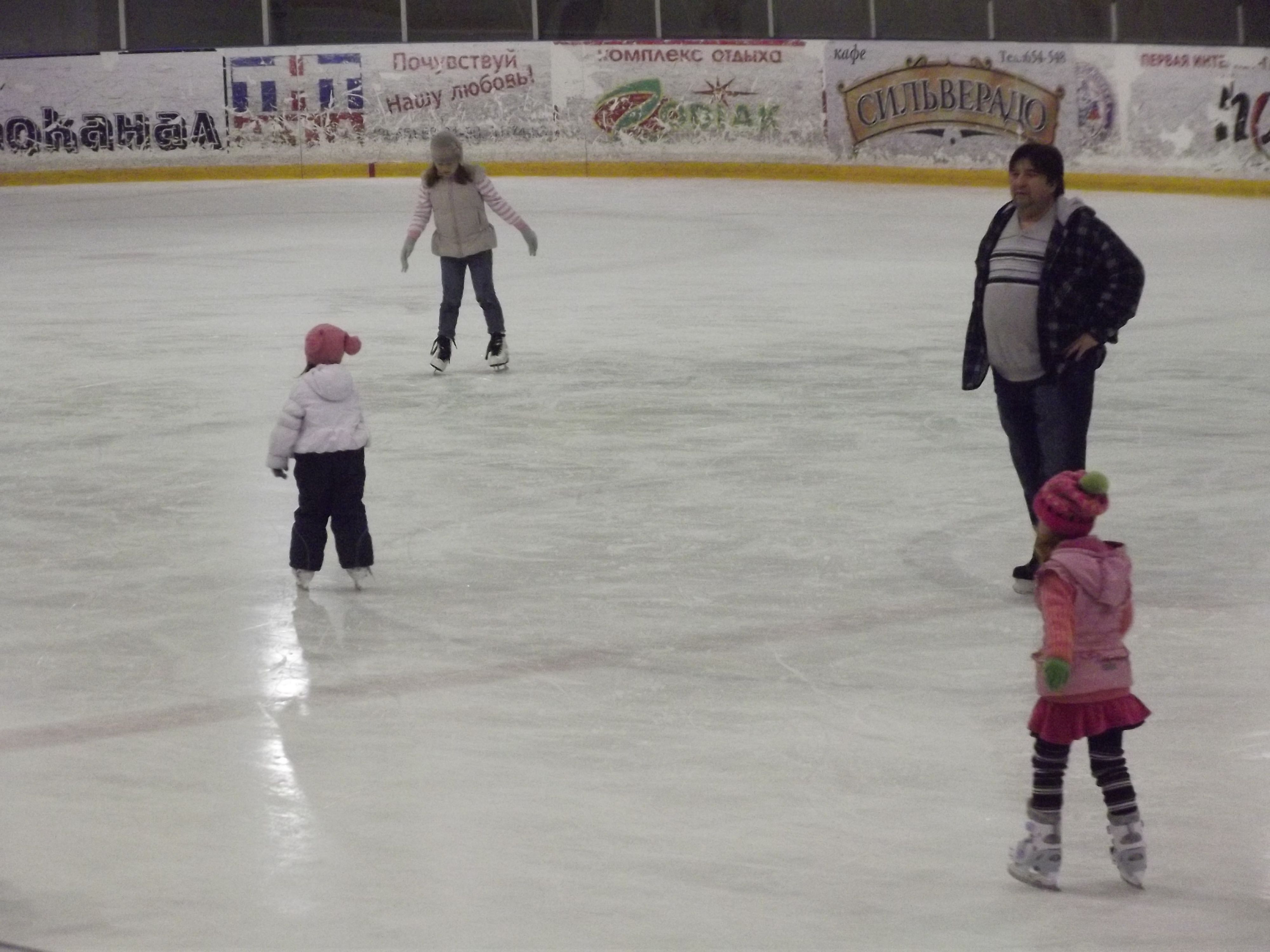 Первые шаги на льду под наблюдением опытного наставника