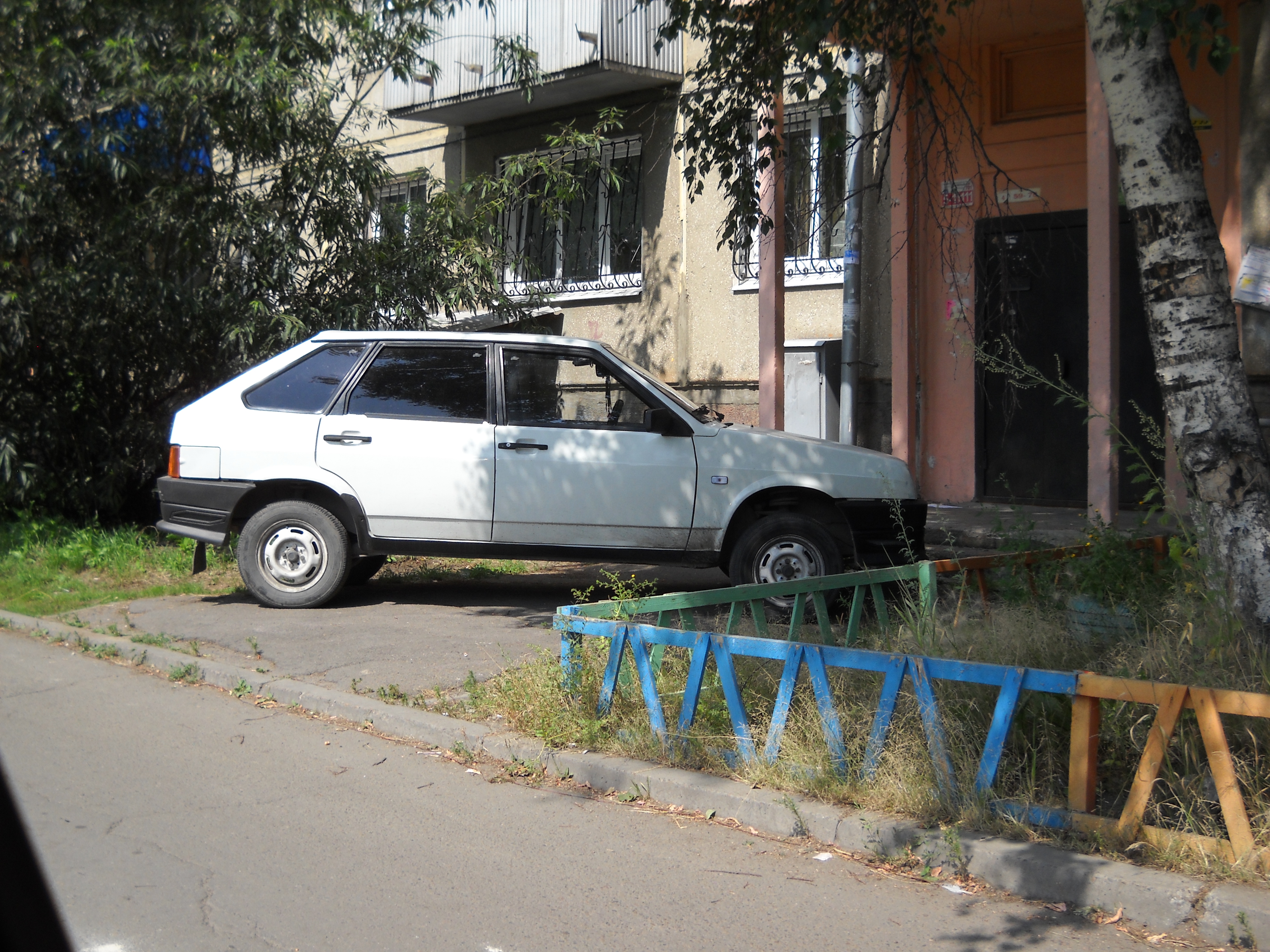 И это тоже паркуется как урод!!!!!!