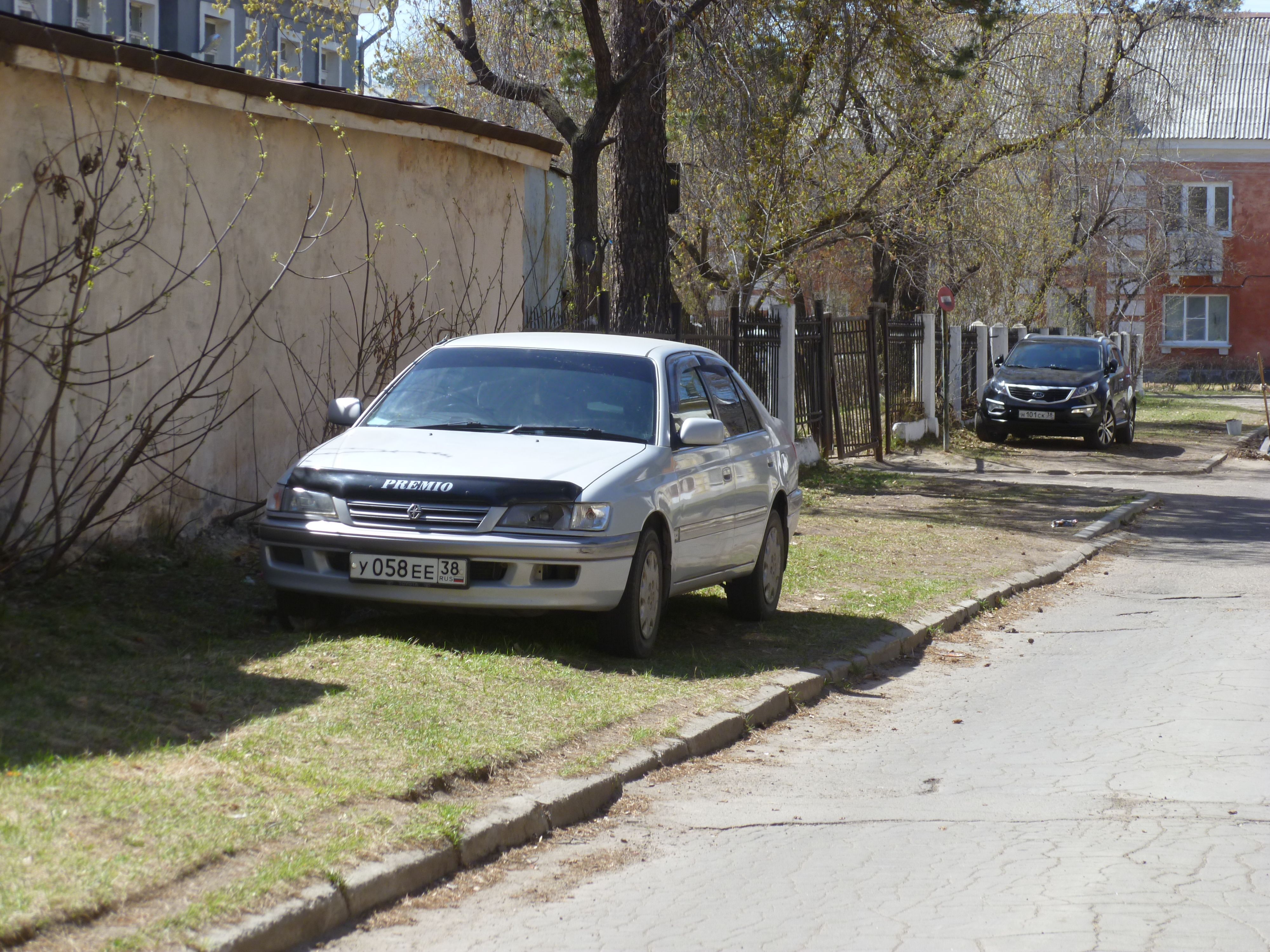 У школы №14 (бывшая №1)