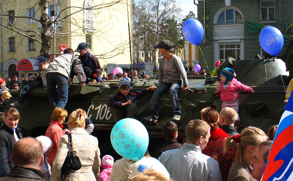 9 мая 2008: дети любят БТРы