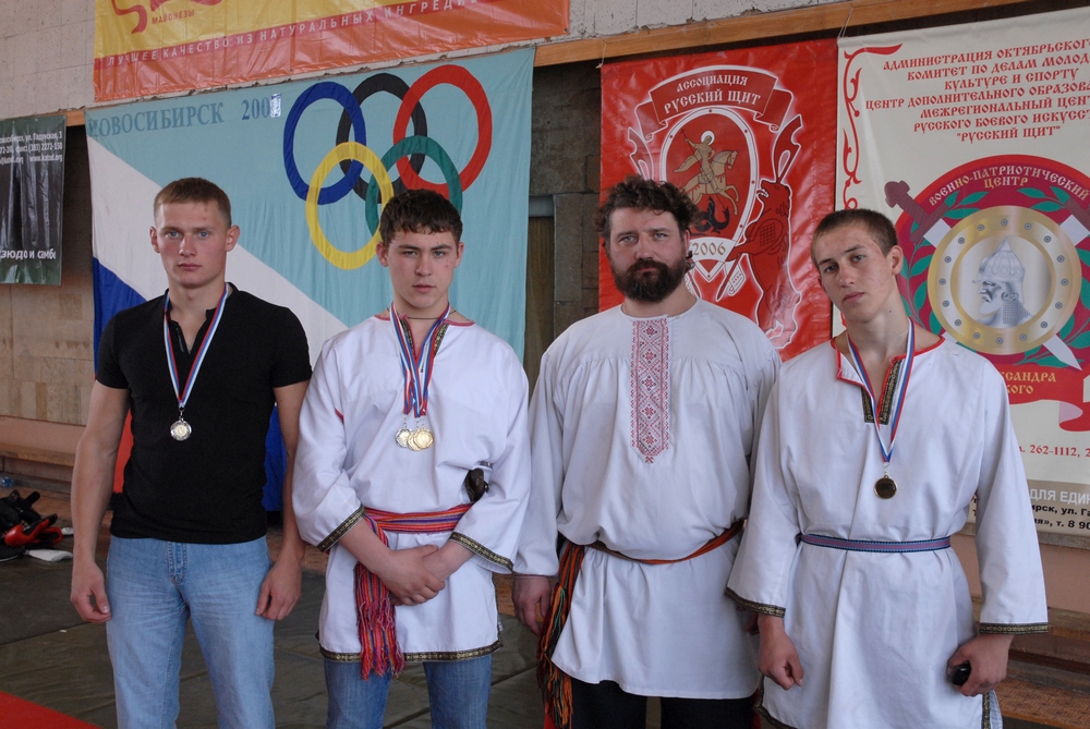 Воспитанники "Русского щита". Чемпионы по "Русскому многоборью": кулачный бой, борьба "в круг", ножевой бой