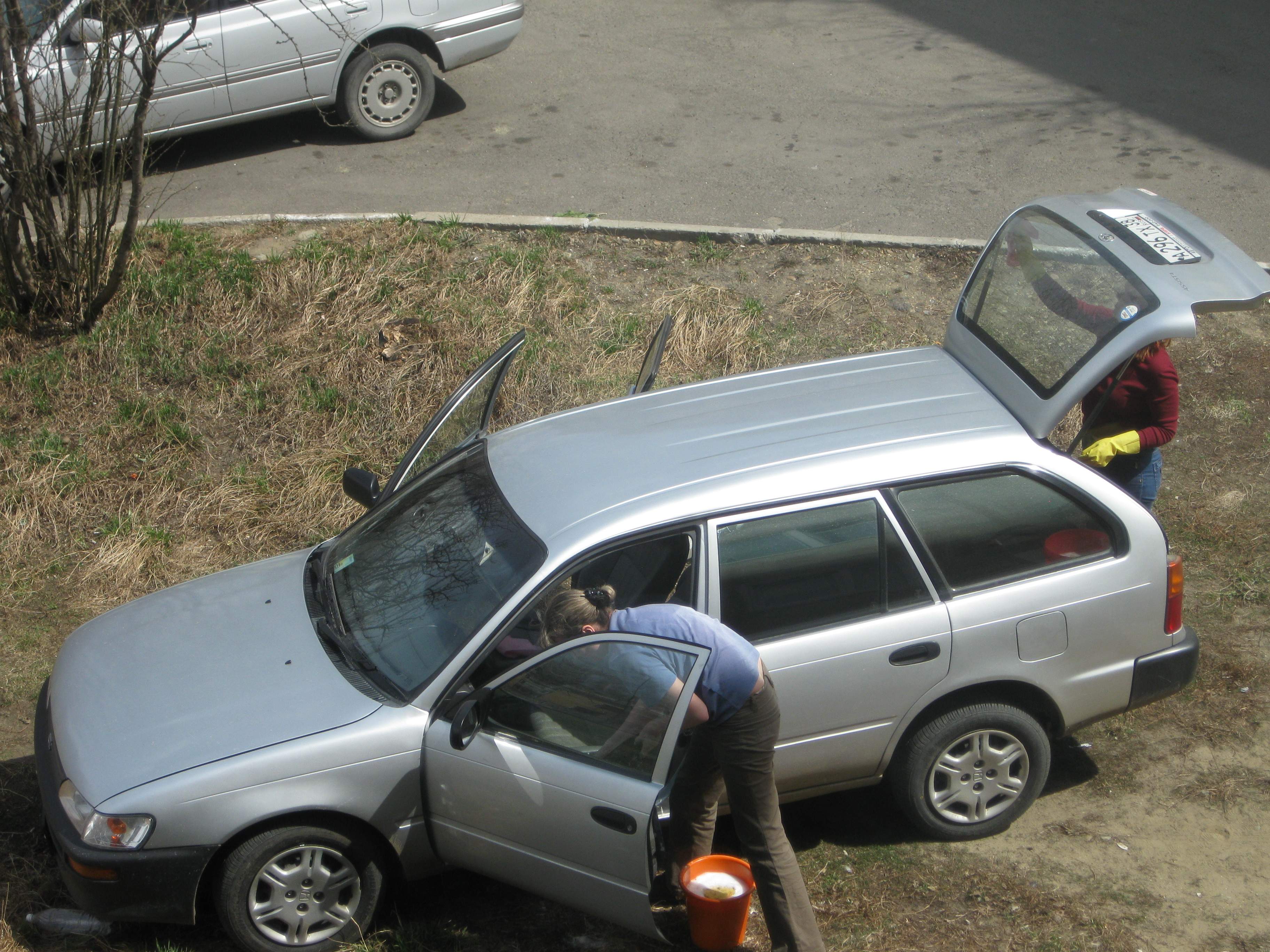 Автомойка на газоне в 72 кв-ле, май месяц