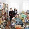 Заведующая библиотекой Светлана ДОЛГУШЕВА (на снимке слева) обещает 1 декабря открыть двери для читателей. Заведующая библиотекой Светлана ДОЛГУШЕВА (на снимке слева) обещает 1 декабря открыть двери для читателей.
