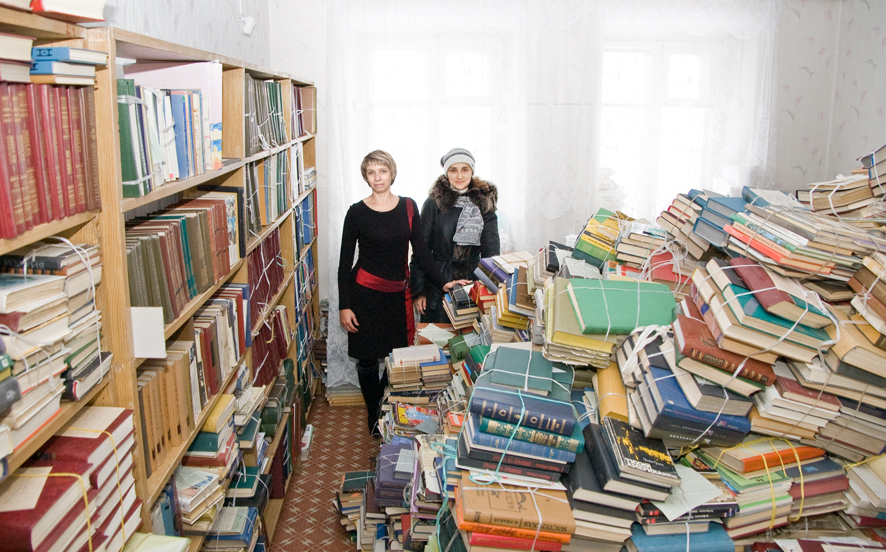 Заведующая библиотекой Светлана ДОЛГУШЕВА (на снимке слева) обещает 1 декабря открыть двери для читателей.
