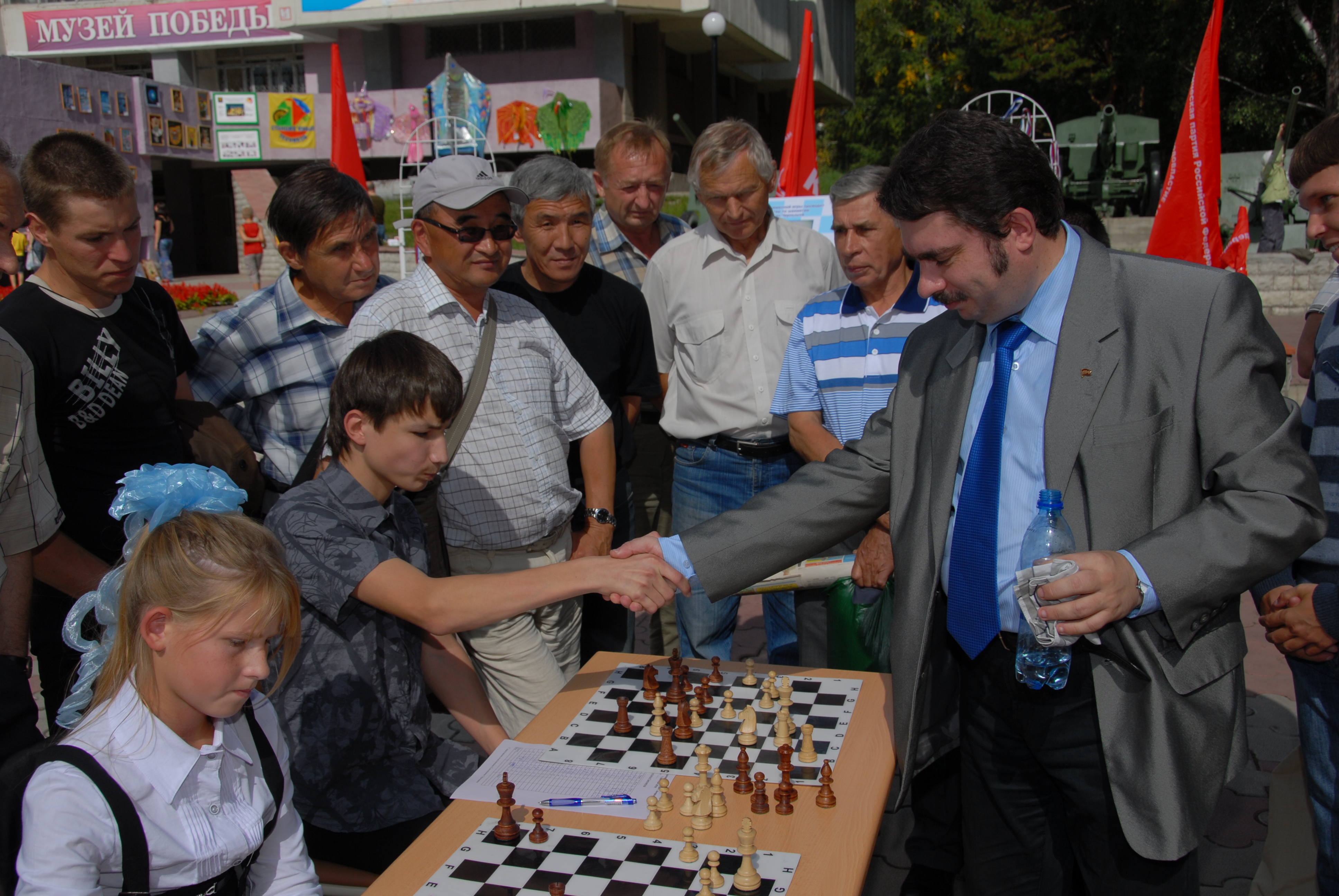 Гроссмейстер Константин Чернышев, Владислав Скрипкин и Ира Дроговоз. Фото Виктора Григорьева